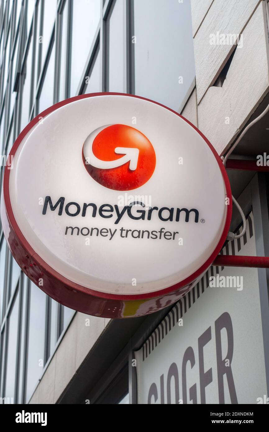 MoneyGram firma Servicio de transferencia de dinero fuera DE una tienda en  Reykjavik Islandia Fotografía de stock - Alamy