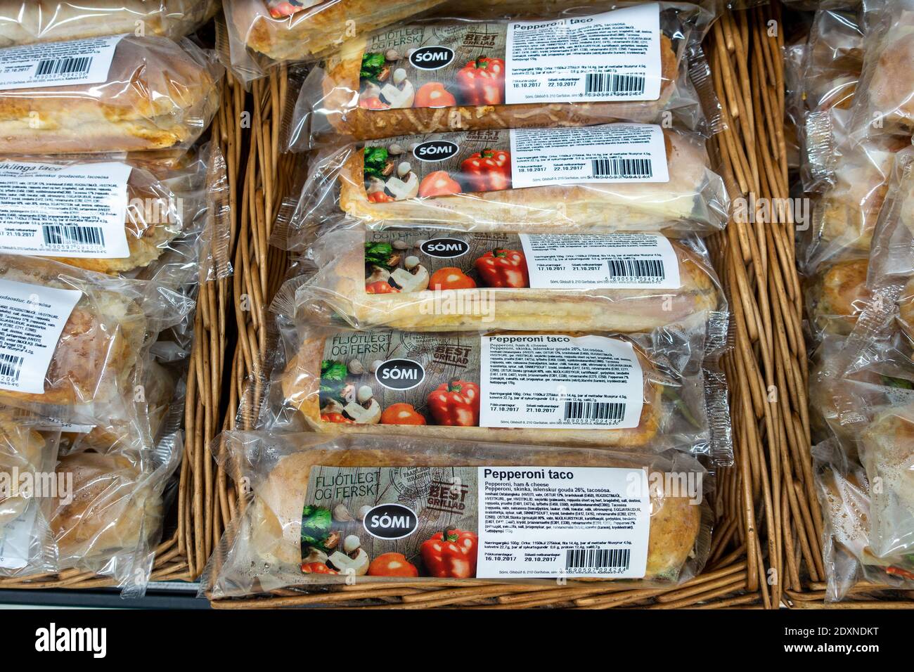 Somi Brand Pre-Packed Sandwiches Pepperoni Taco para la venta en Un supermercado Reykjavik Islandia Foto de stock