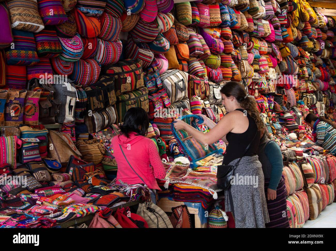 Pisac, Perú - 19 de junio de 2015: Un turista explora una tienda de venta  de suéteres, mantas, sombreros, bufandas y otros artículos hechos a mano de  alpacas bebé woo Fotografía de stock - Alamy