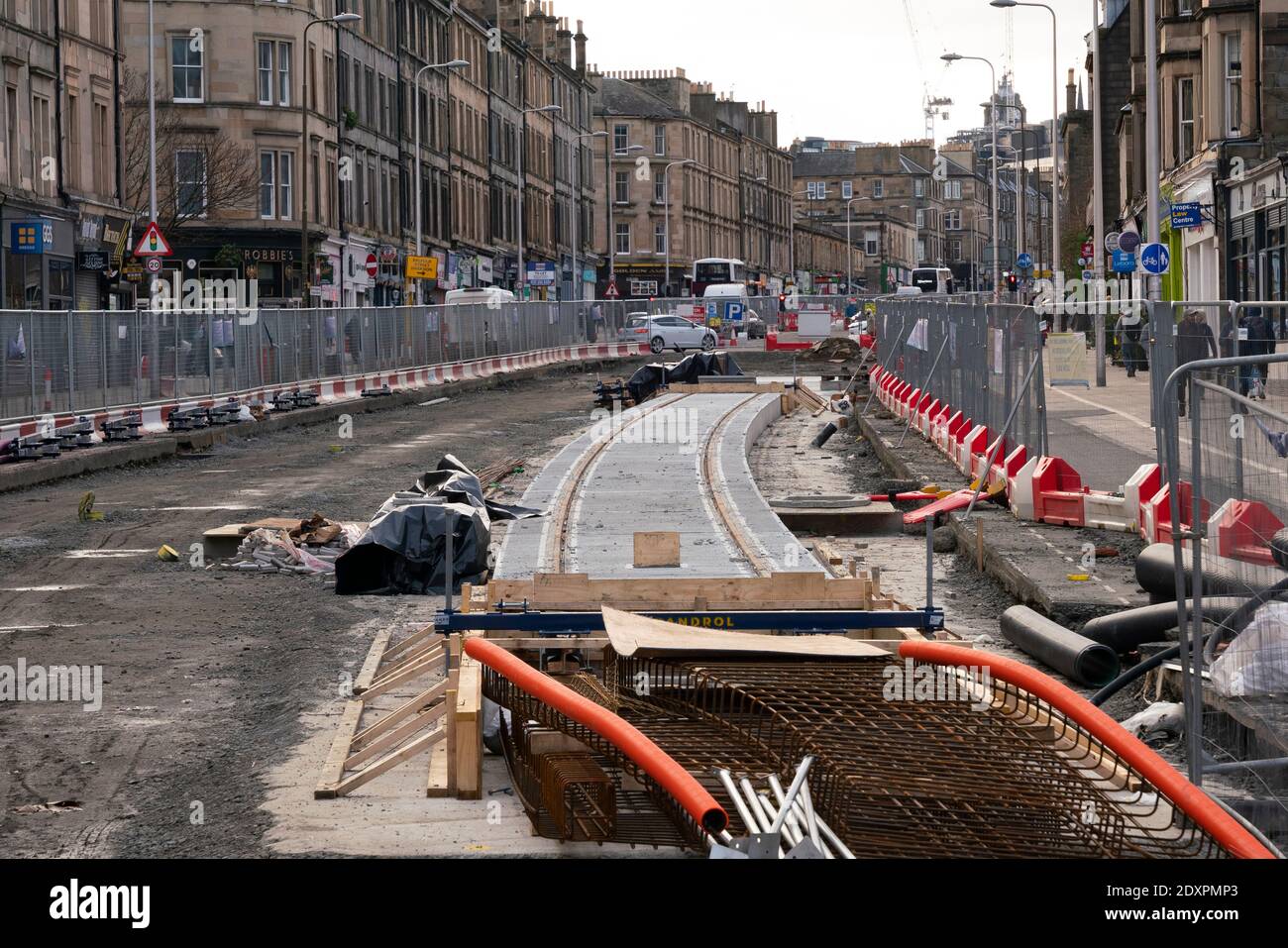 La primera sección de pistas se ha colocado en Leith Walk como parte de los tranvías de Edimburgo al proyecto Newhaven, Escocia, Reino Unido Foto de stock