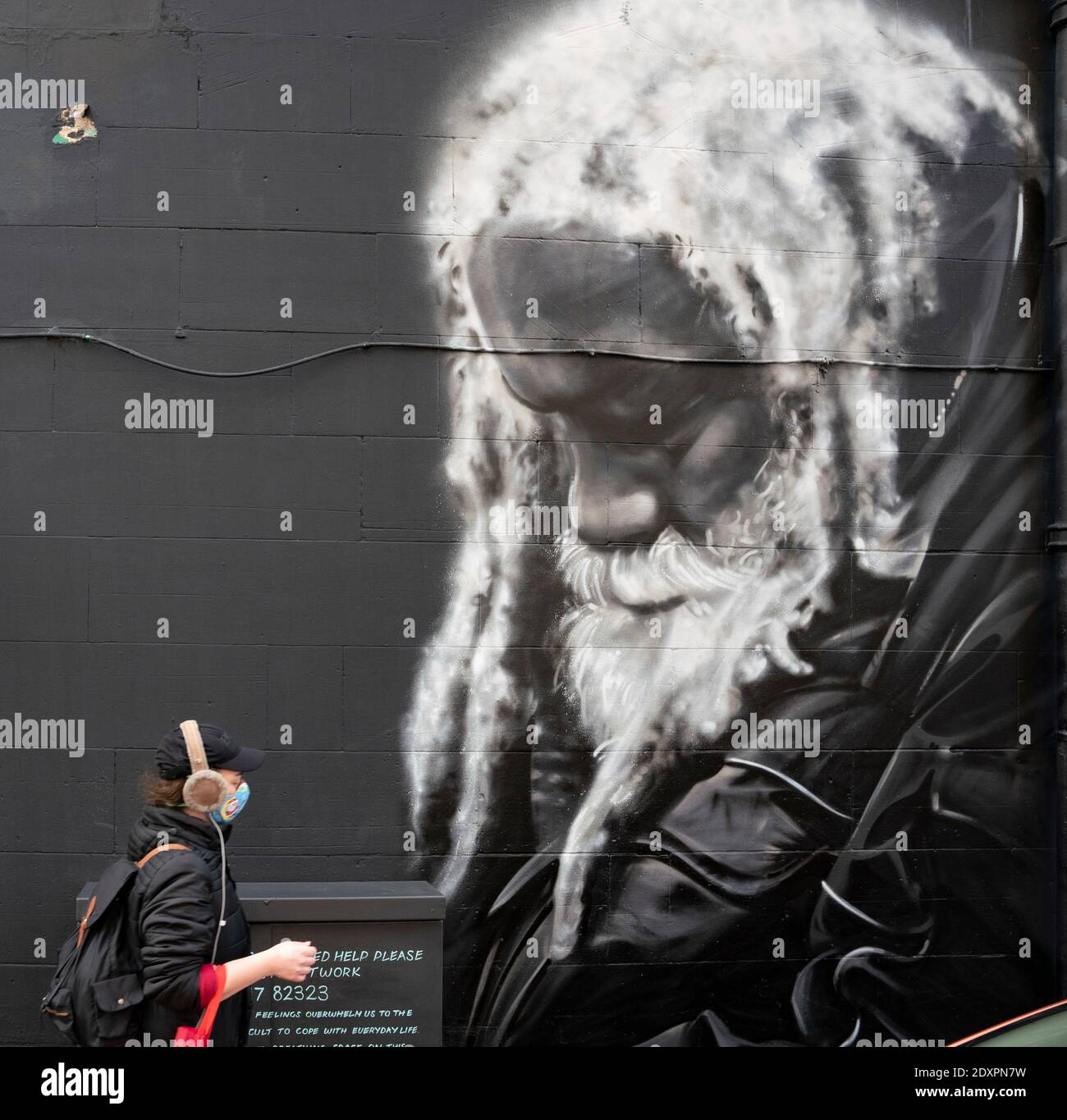 Nuevo mural del hombre sin hogar local a largo plazo Arthur Williams de Shona Hardie en Leith, Edimburgo, Escocia, Reino Unido Foto de stock