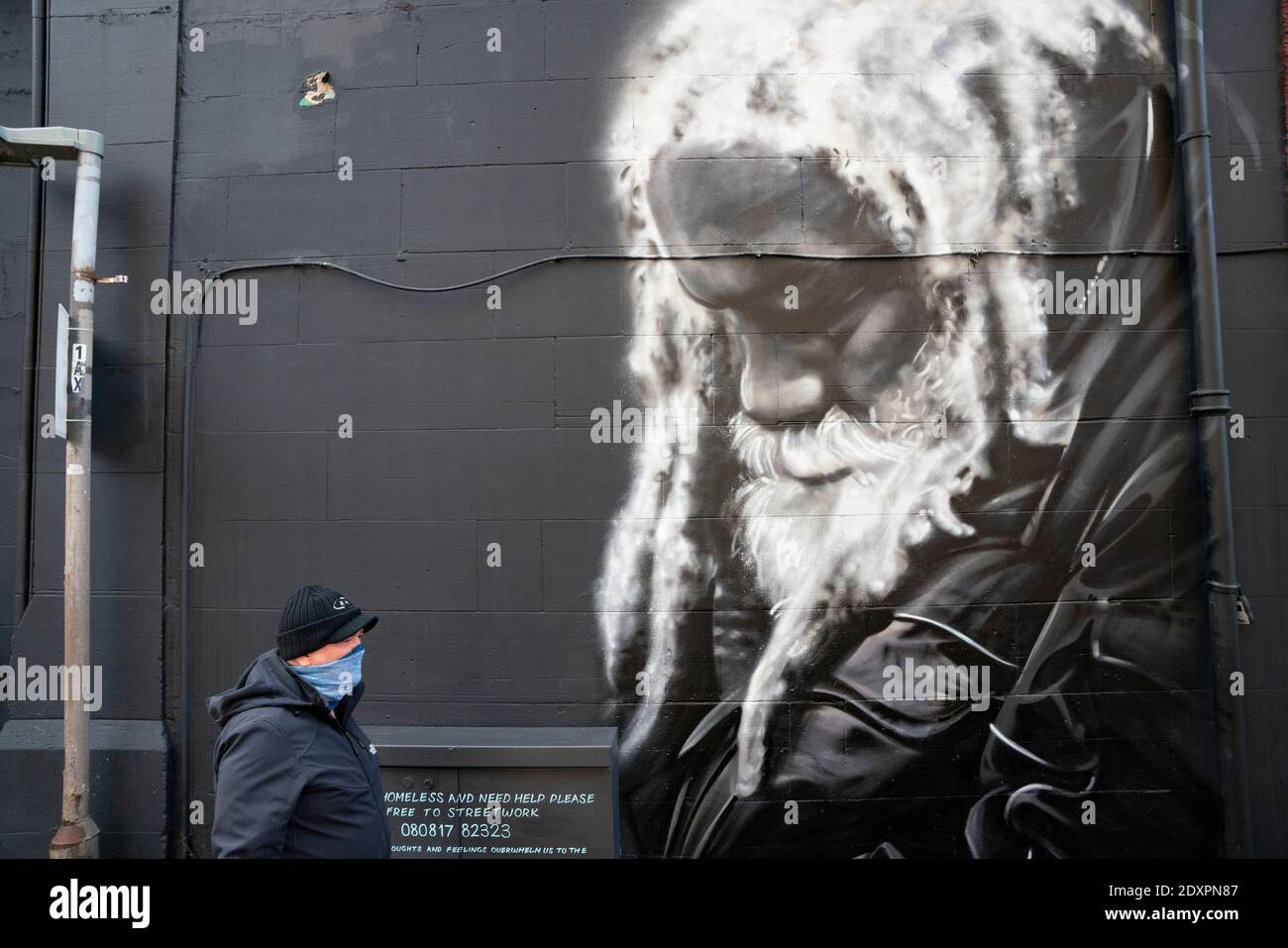 Nuevo mural del hombre sin hogar local a largo plazo Arthur Williams de Shona Hardie en Leith, Edimburgo, Escocia, Reino Unido Foto de stock