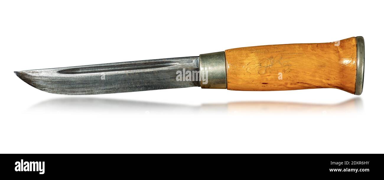 Cierre de un antiguo cuchillo de caza hecho en Noruega aislado sobre fondo  blanco con reflejos Fotografía de stock - Alamy
