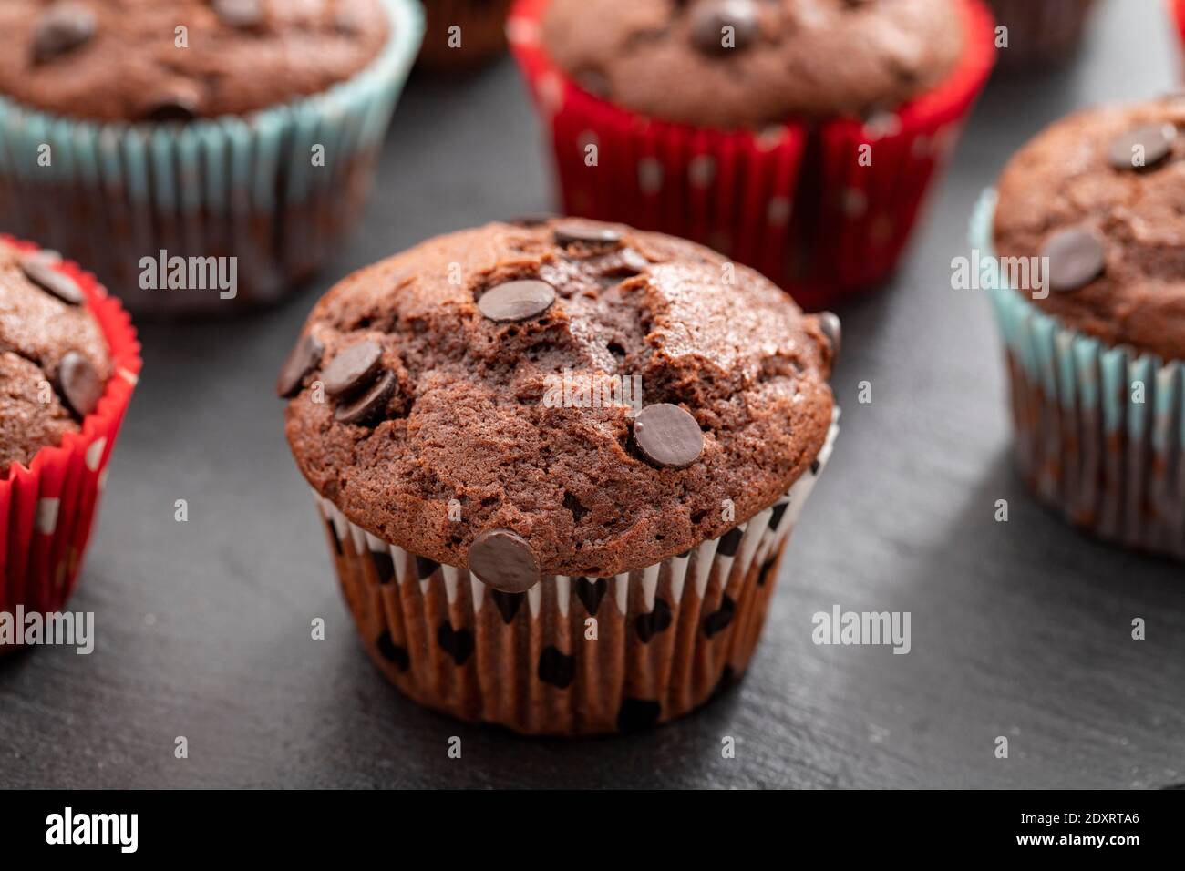 Muffin de chocolate. Muffin o pastel de taza con rockeros de chocolate. Vista lateral. Primer plano. Foto de stock