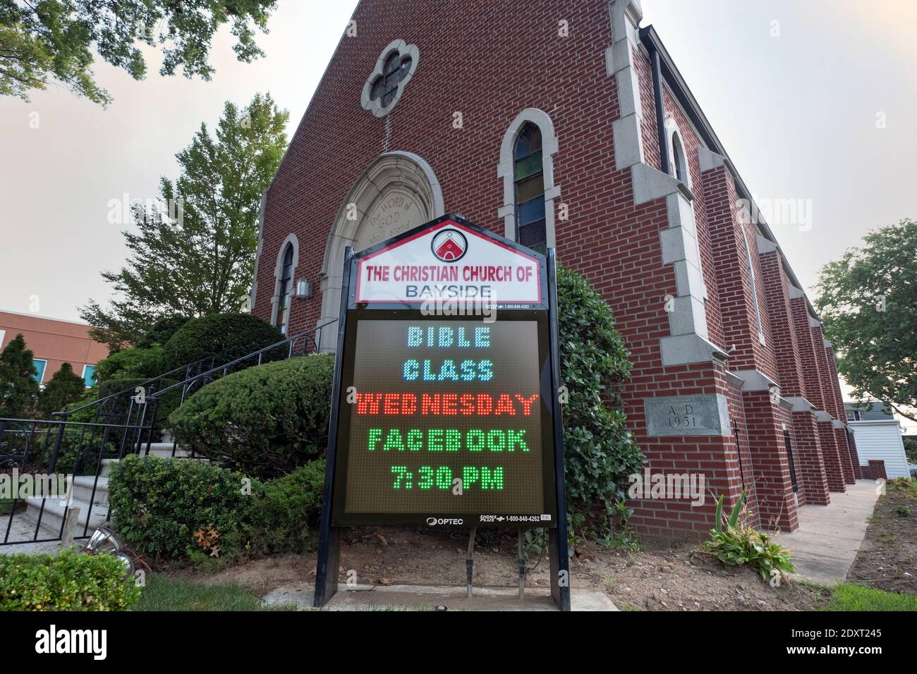 RELIGIÓN Y TECNOLOGÍA. Durante los primeros días de la pandemia de 2020, la Iglesia Cristiana de Bayside ofreció clases de biblia en Facebook. En Queens, Nueva York. Foto de stock