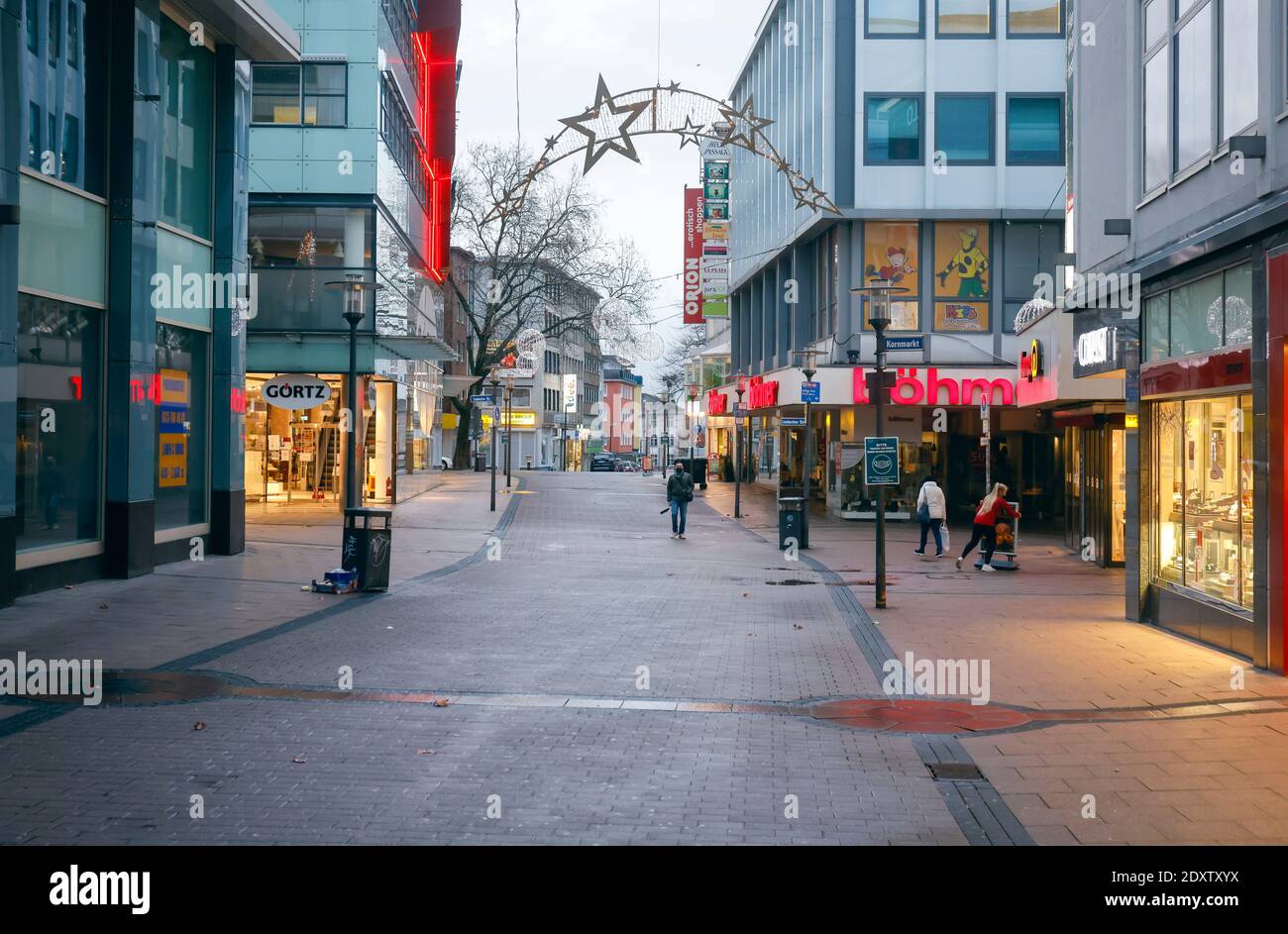 Essen, área de Ruhr, Renania del Norte-Westfalia, Alemania - Essen centro de la ciudad en tiempos de la crisis de Corona durante el segundo cierre el día antes de Navidad Foto de stock