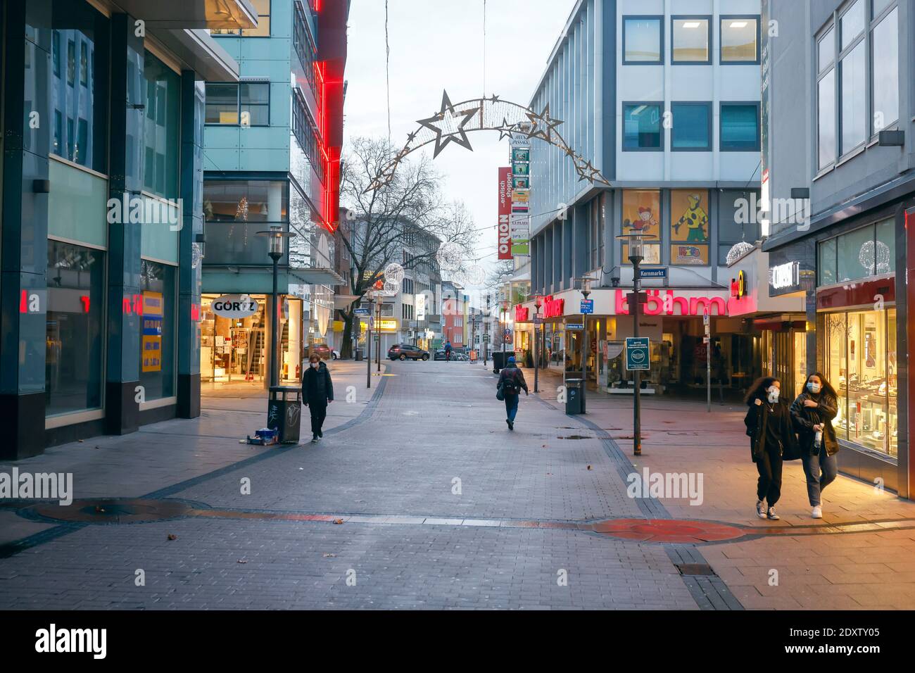 Essen, área de Ruhr, Renania del Norte-Westfalia, Alemania - Essen centro de la ciudad en tiempos de la crisis de Corona durante el segundo cierre el día antes de Navidad Foto de stock