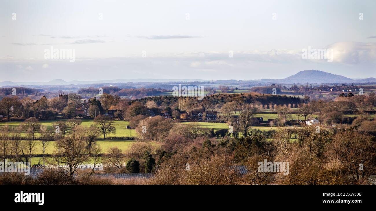 Staffordshire con las colinas de Shropshire en la distancia. En primer plano está el pueblo Stafford de Bradley, a la derecha está el Wrekin Foto de stock