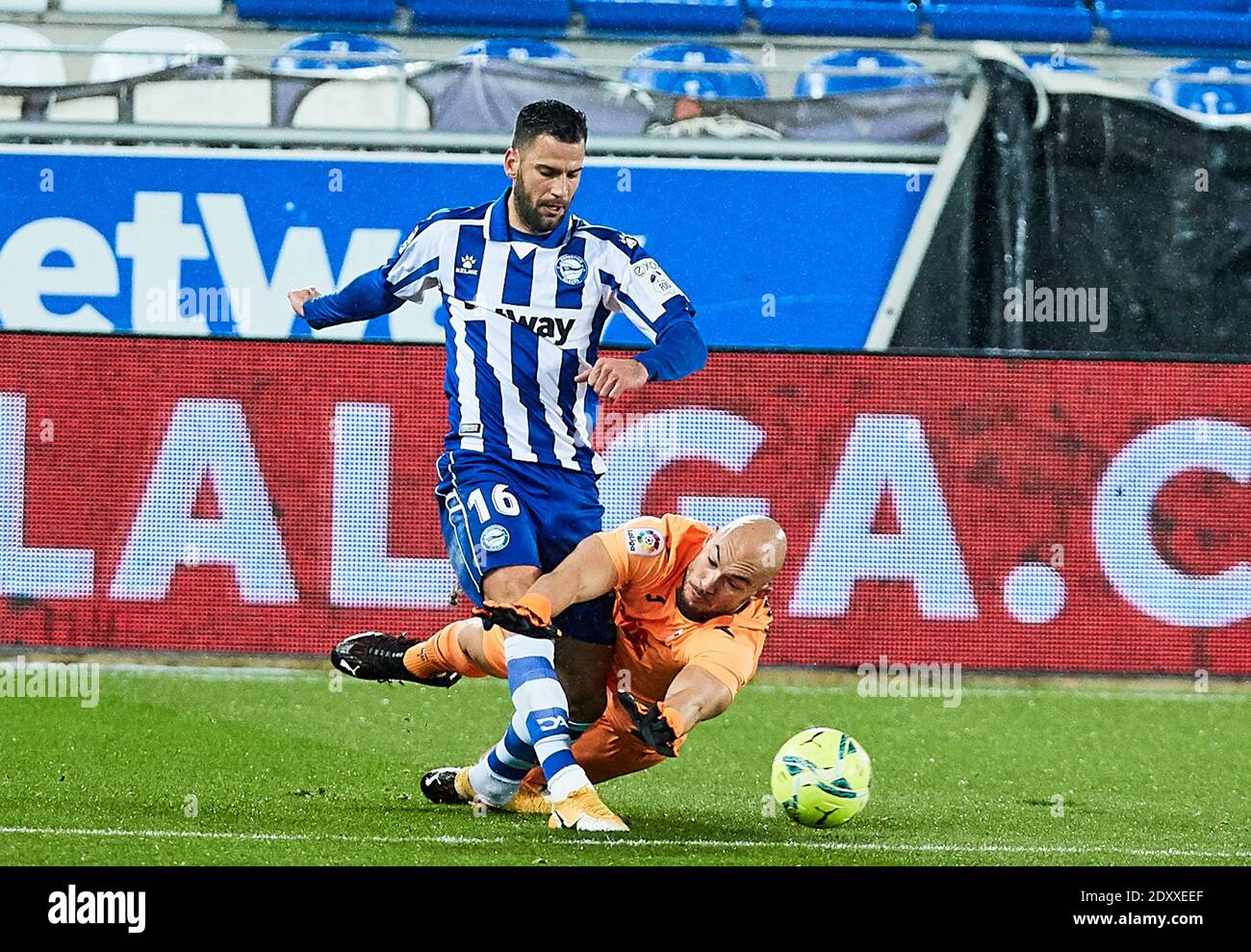 Edgar Mendez de Deportivo Alaves y Marko Dimitrovic de SD Eibar TRISTE durante el campeonato de España la Liga partido de fútbol b / LM Foto de stock