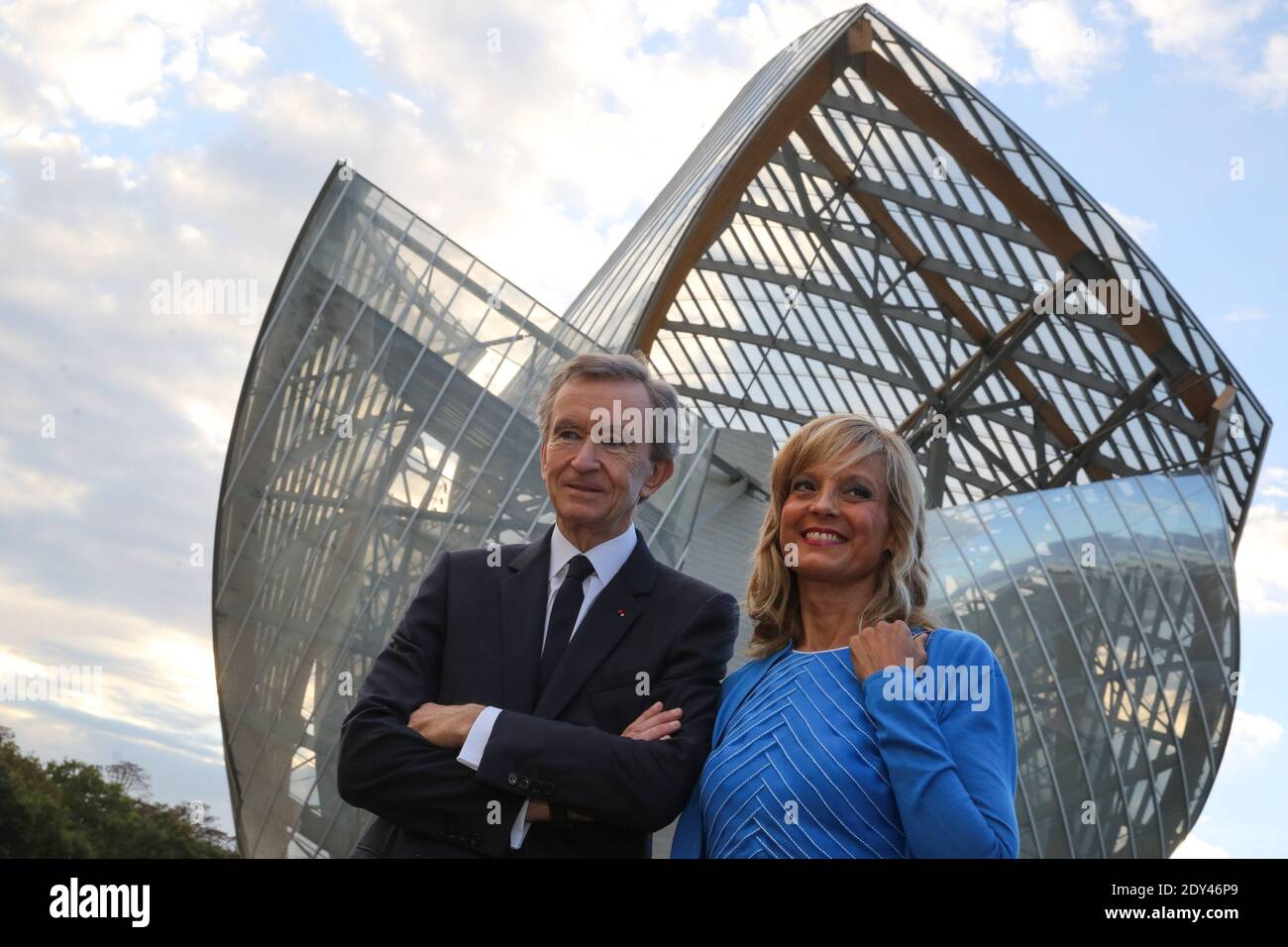 Bernard Arnault, CEO de LVMH, y su esposa Helene Mercier-Arnault en la  inauguración de la Fundación Louis Vuitton, una semana antes de su apertura  oficial al público, en París, Francia, el 20