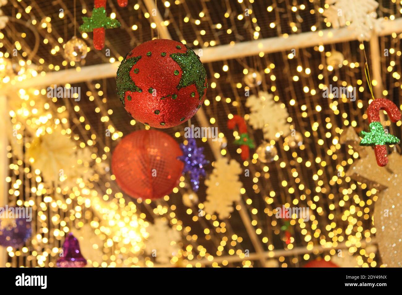Vista en ángulo bajo de decoraciones de Navidad colgadas del techo  Fotografía de stock - Alamy