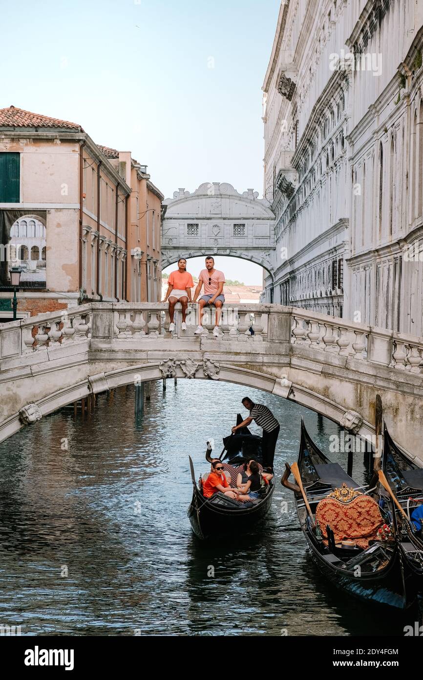 Italia Venecia, ciudad casi vacía de Venecia durante el verano de 2020 con el auge de la pandemia de covid 19 en Italia. Europa Venzia, pareja en viaje por la ciudad de Venecia Italia Foto de stock