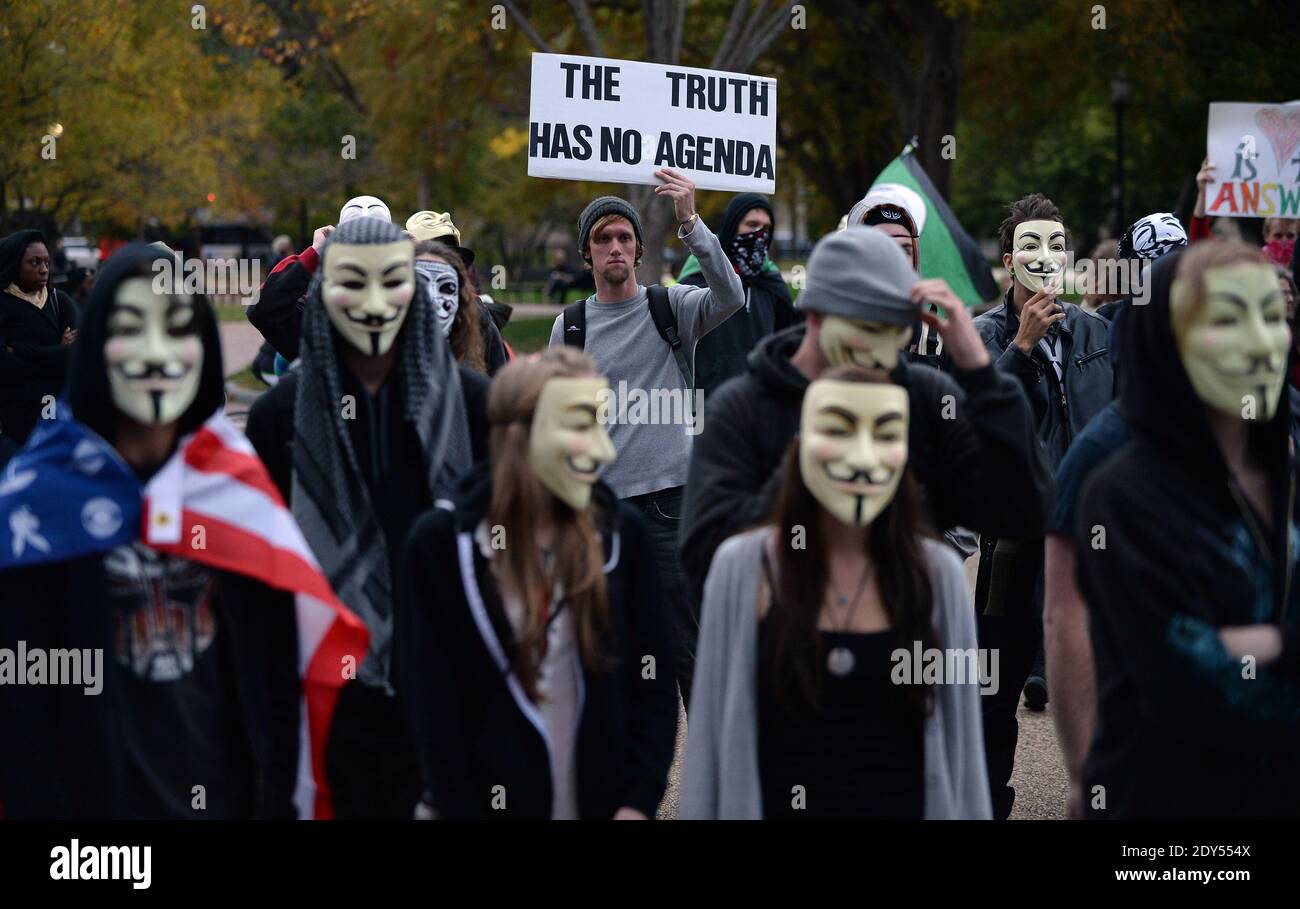 Los manifestantes anónimos y prodemocráticos que llevan máscaras Guy Fawkes caminan frente a la Casa Blanca en Washington, DC, EE.UU., para la marcha Million Mask, 5 de noviembre de 2014. La marcha Million Mask está arrasando el mundo el miércoles mientras los manifestantes protestan contra la austeridad, la vigilancia masiva y la opresión. Foto de Olivier Douliery/ABACAPRESS.COM Foto de stock