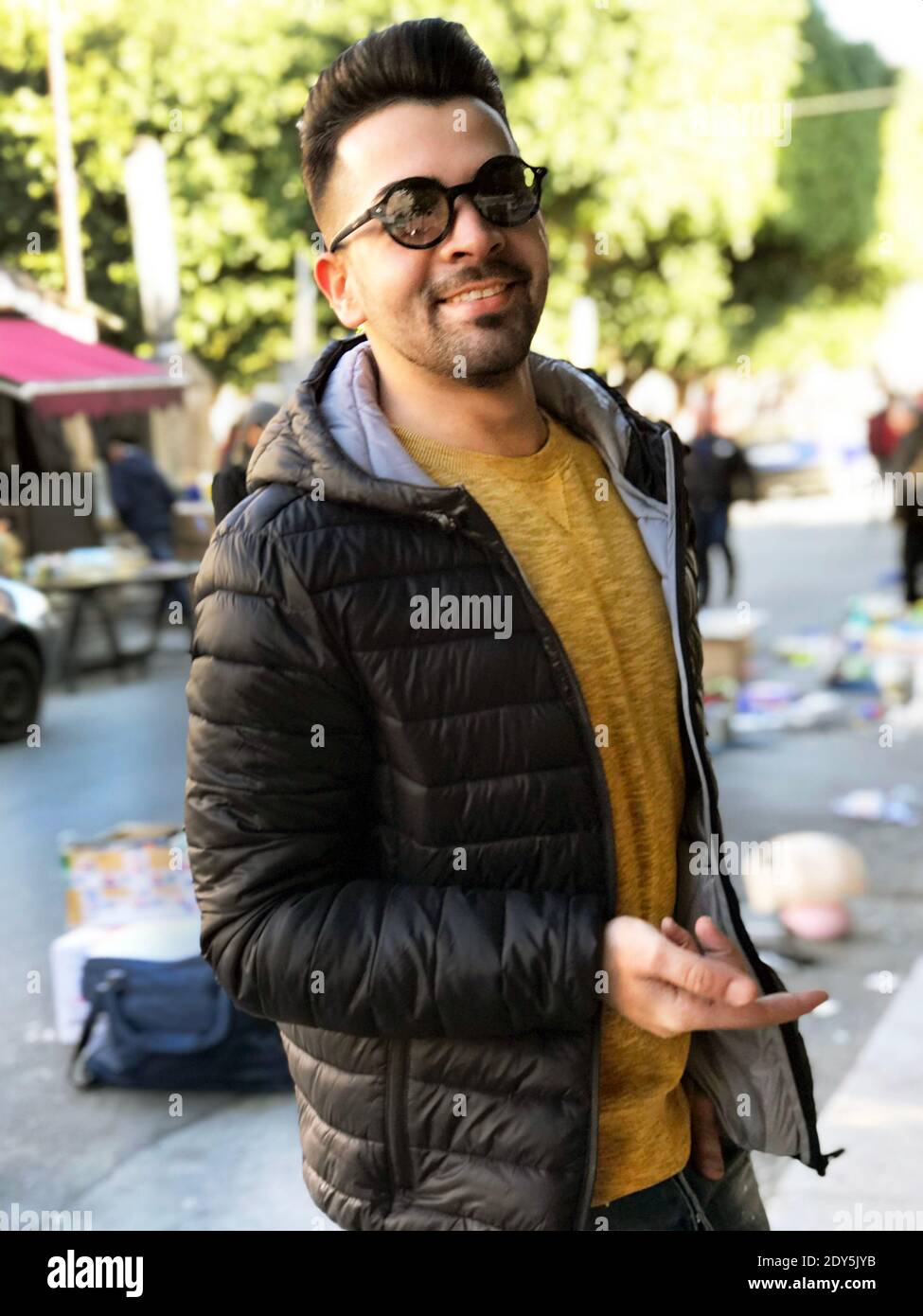 Chaqueta de vestir para jóvenes seguros mientras se encuentra al aire libre  Fotografía de stock - Alamy