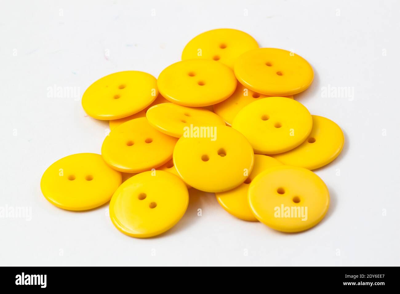 Primer plano de los botones amarillos con fondo blanco Fotografía de stock  - Alamy