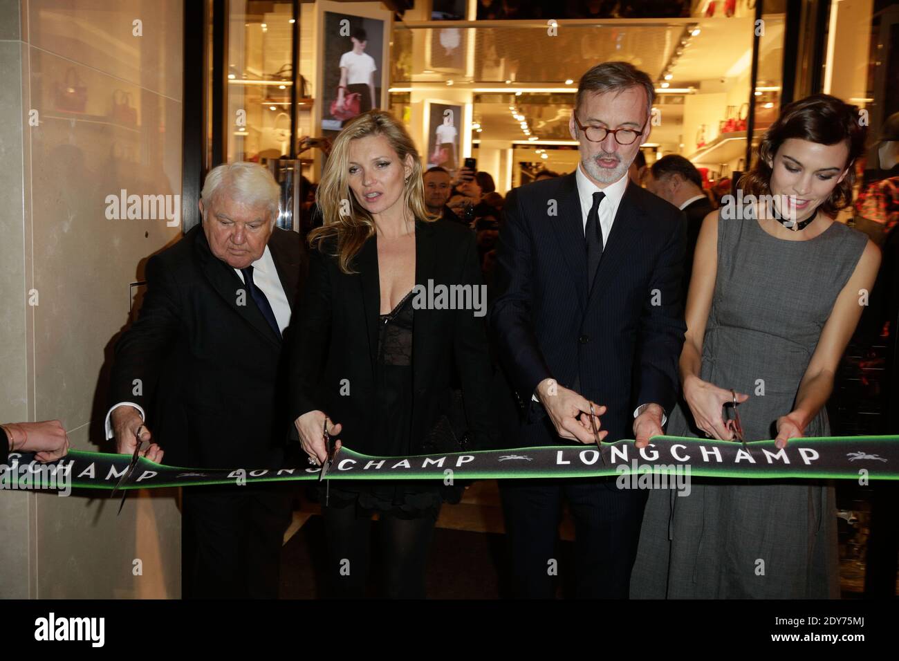 Kate Moss, Alexa chung, Philippe Cassegrain y su hijo Jean asistiendo a  Longchamp nueva tienda de apertura de fotocelda, en Champs-Elysees, en  París, Francia el 04 de diciembre de 2014. Foto de
