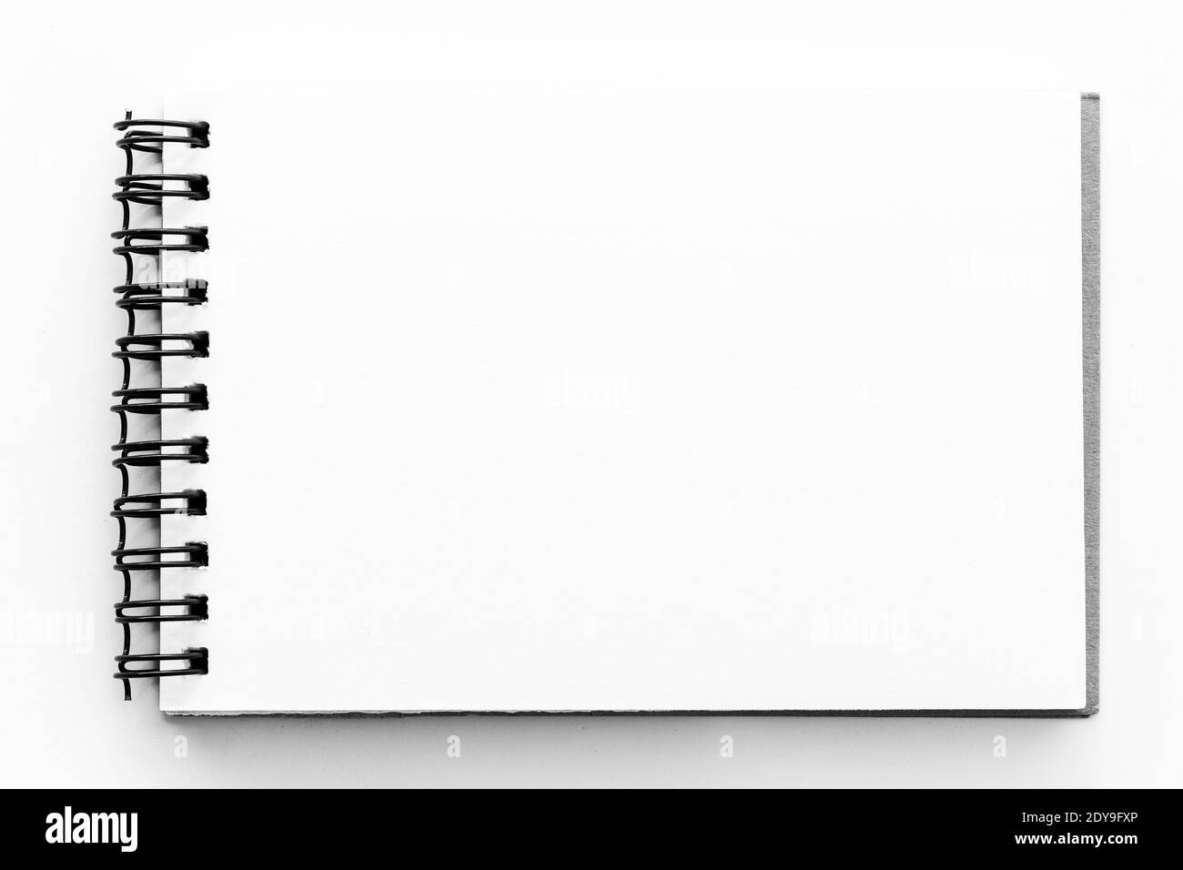 Directamente encima de la toma de libreta espiral en blanco sobre fondo  blanco Fotografía de stock - Alamy