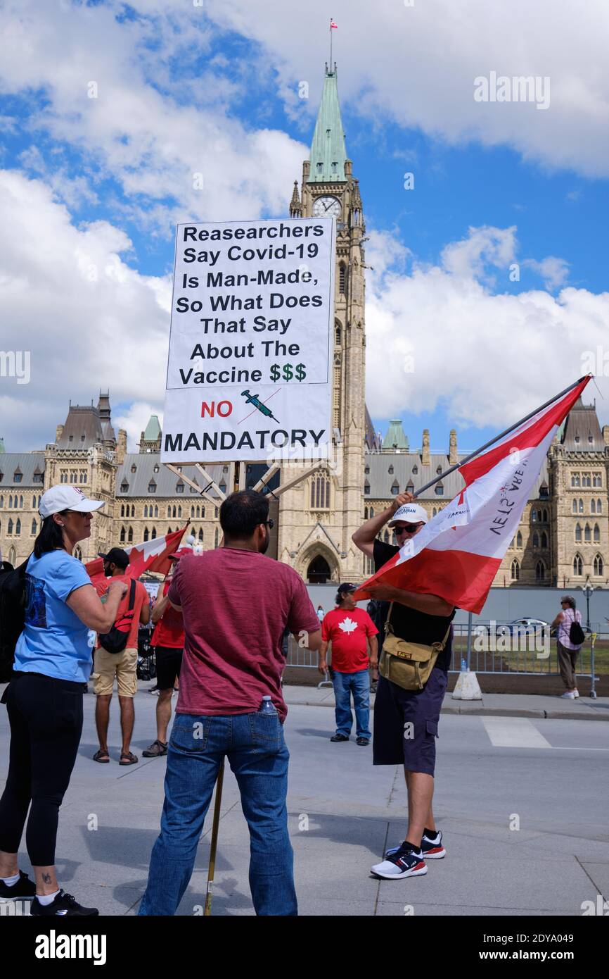 Protestor de la vacuna contra en frente del Parlamento canadiense en Ottawa Foto de stock
