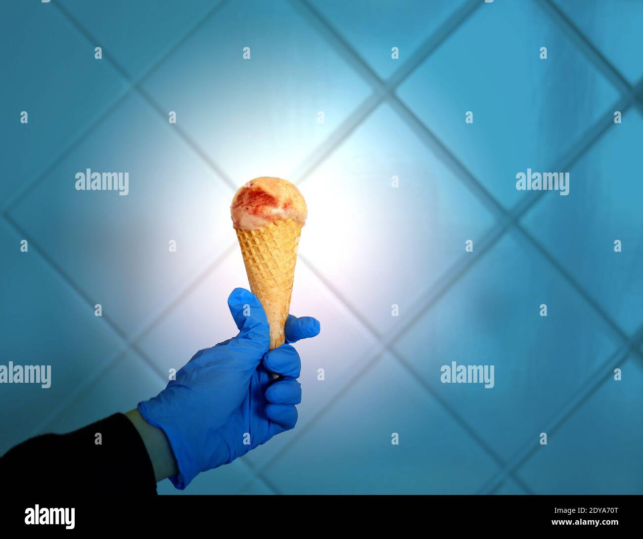 Foto de helado dulce en un cono en la mano de un café. Anuncios de helados Foto de stock