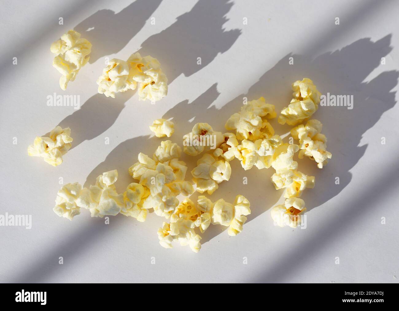 Foto de palomitas de maíz saladas aisladas sobre fondo blanco. Ejemplo de palomitas de maíz para la publicidad de aperitivos Foto de stock