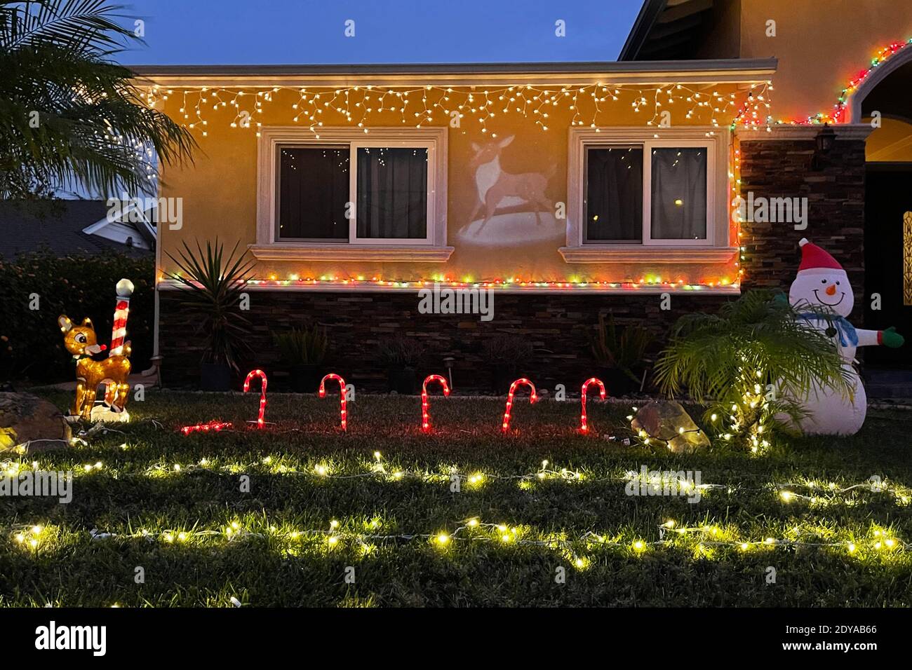 Un despliegue navideño en una residencia, el jueves, 24 de diciembre de 2020, en Monterey Park, California Foto de stock