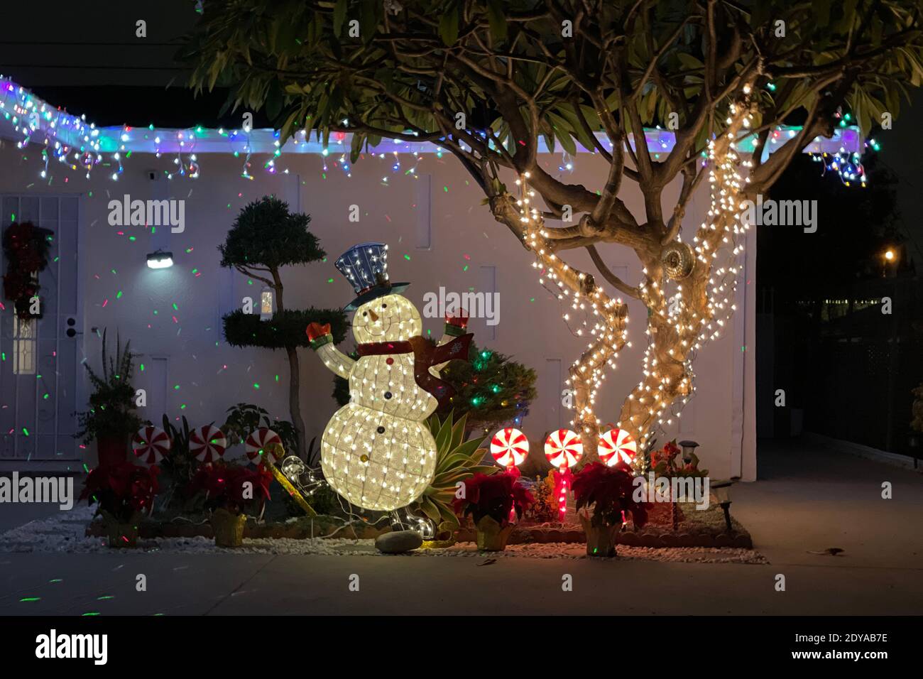 Un despliegue navideño en una residencia, el jueves, 24 de diciembre de 2020, en Monterey Park, California Foto de stock