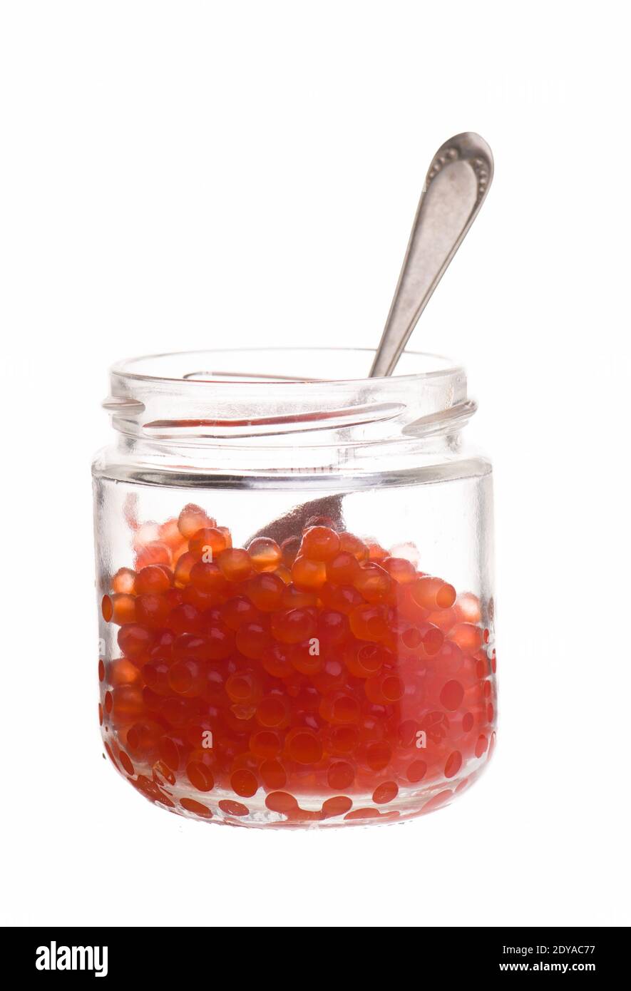 Caviar rojo en una cuchara. Primer plano de caviar de salmón. Delicatessen. Comida gourmet. Textura de caviar. Mariscos Foto de stock