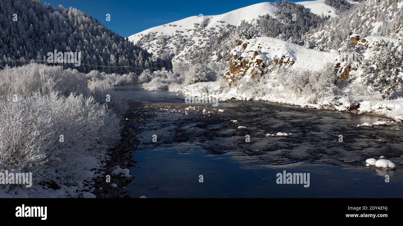 Mirando aguas arriba en Rock Creek sobre el puente Gillies en una fría mañana de invierno, en el condado de Granite, en las Montañas Rocosas del oeste de Montana. Foto de stock