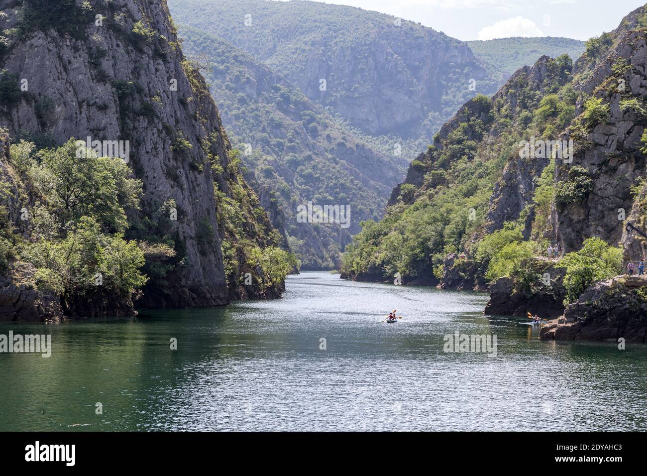 Descenso en canoa/kayak en el lago artificial Matka, Matka Canyon, Macedonia (FYROM), República del Norte de Macedonia Foto de stock