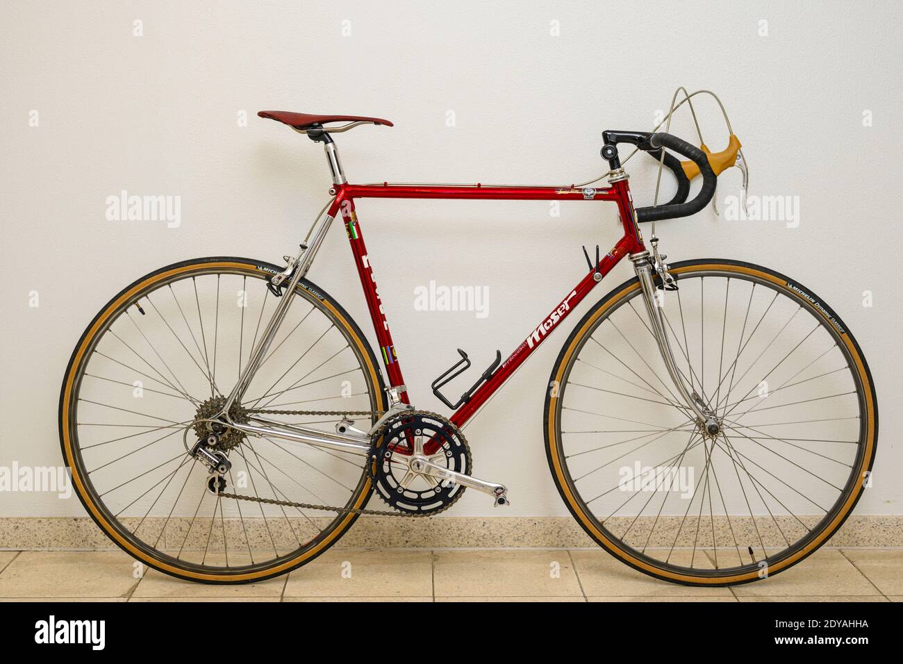 enns, austria, 25 de diciembre de 2020, bicicleta de carretera antigua  francesco moser cromovato equipado con shimano 600 y partes de la grúa  Fotografía de stock - Alamy