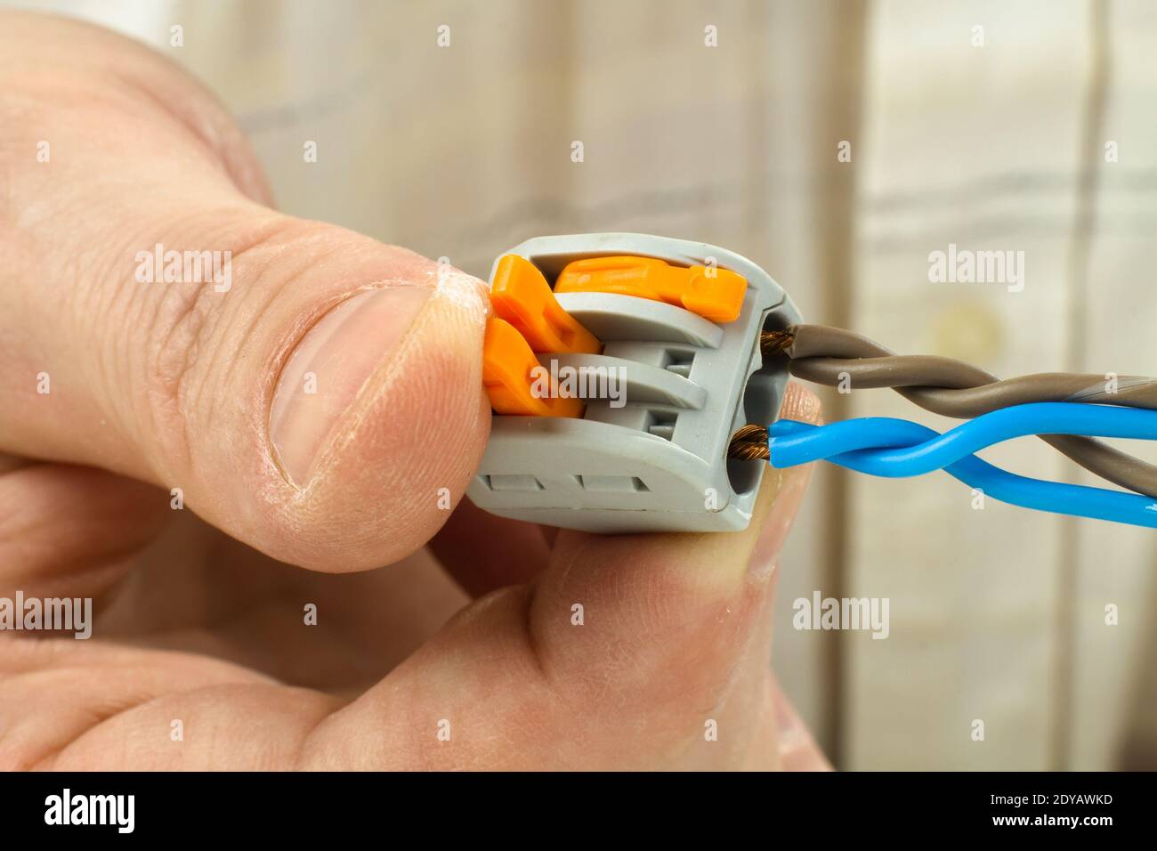 Empalme eléctrico fotografías e imágenes de alta resolución - Alamy