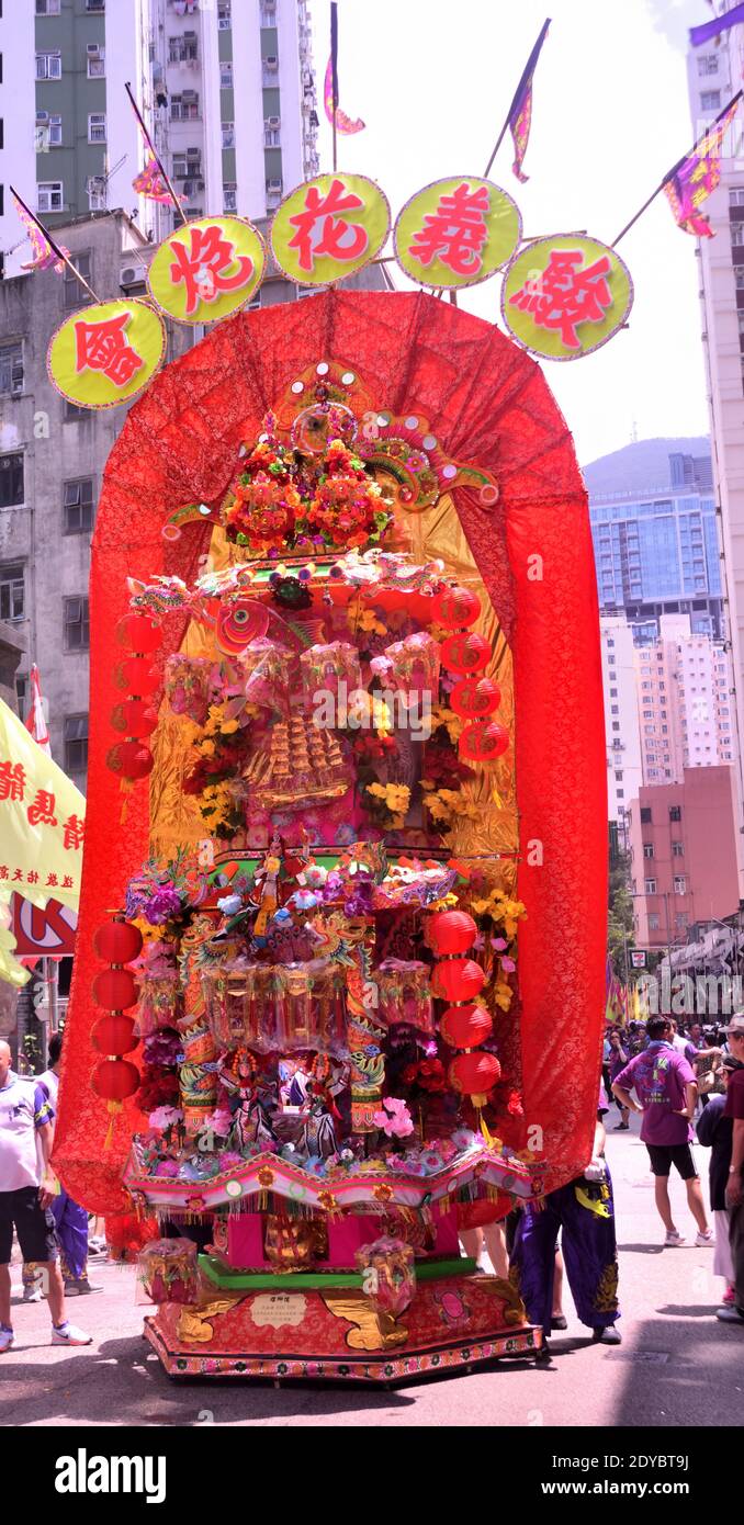 Placa floral de papel de artesanía tradicional china (fa pau) en desfile en la celebración del Festival Tam Kung, Hog Kong Foto de stock