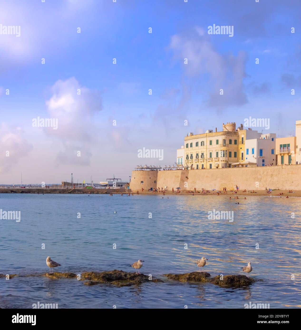 Playa Puritate en Salento, Apulia (ITALIA). Es la playa del centro histórico de Gallipoli. Foto de stock