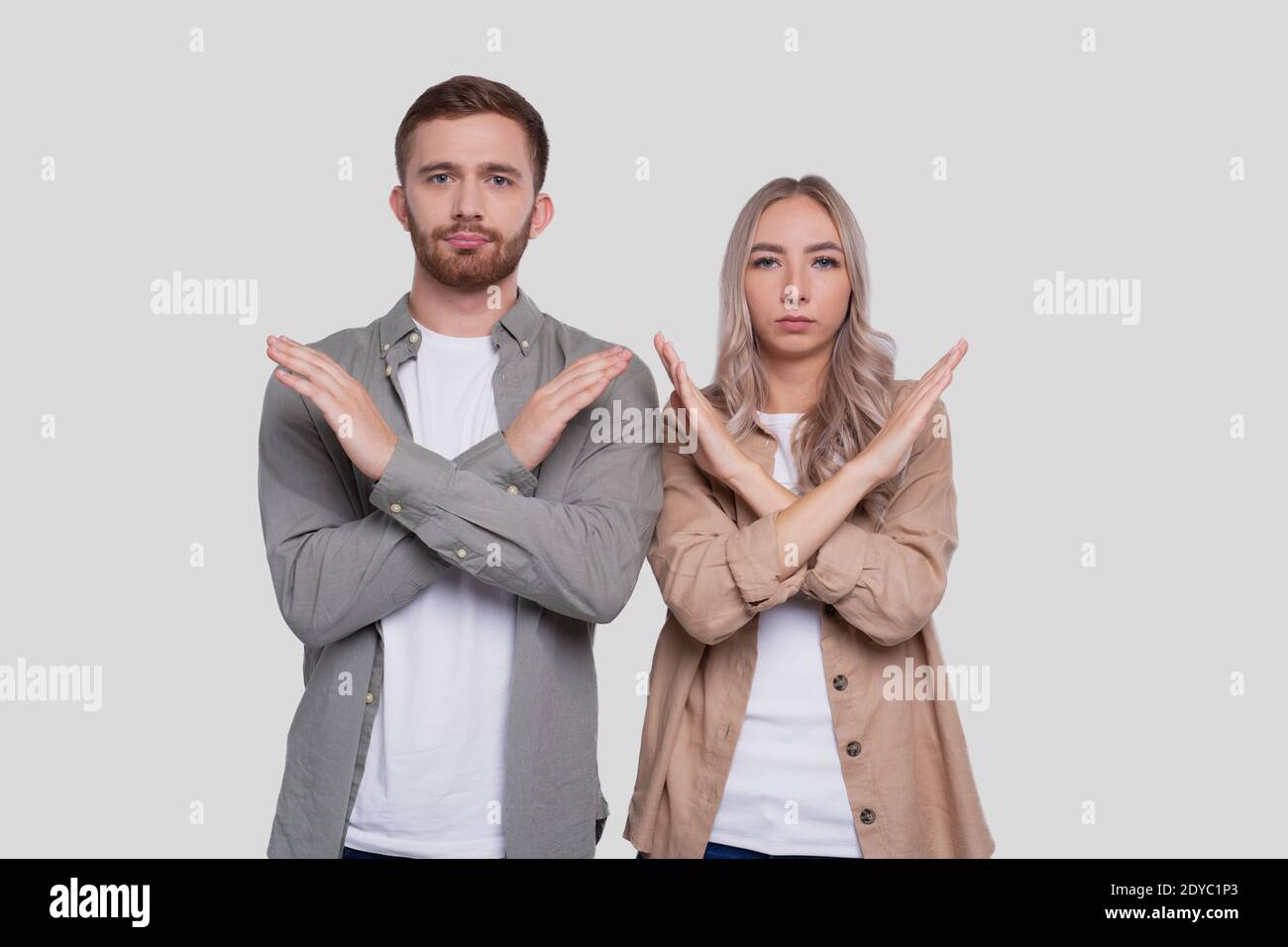 Pareja que sostiene las manos cruzó aislada. Sin señal Foto de stock