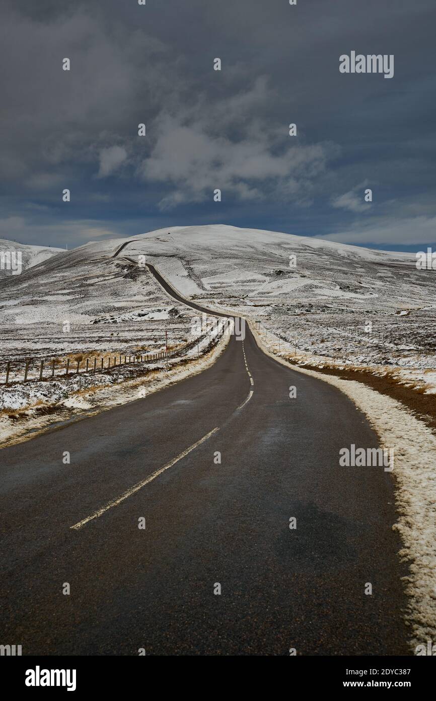 Moray, Reino Unido. 25 de diciembre de 2020. REINO UNIDO. Moray tiene una Navidad blanca. La carretera Lecht. Crédito: JasPERIMAGE/Alamy Live News Foto de stock
