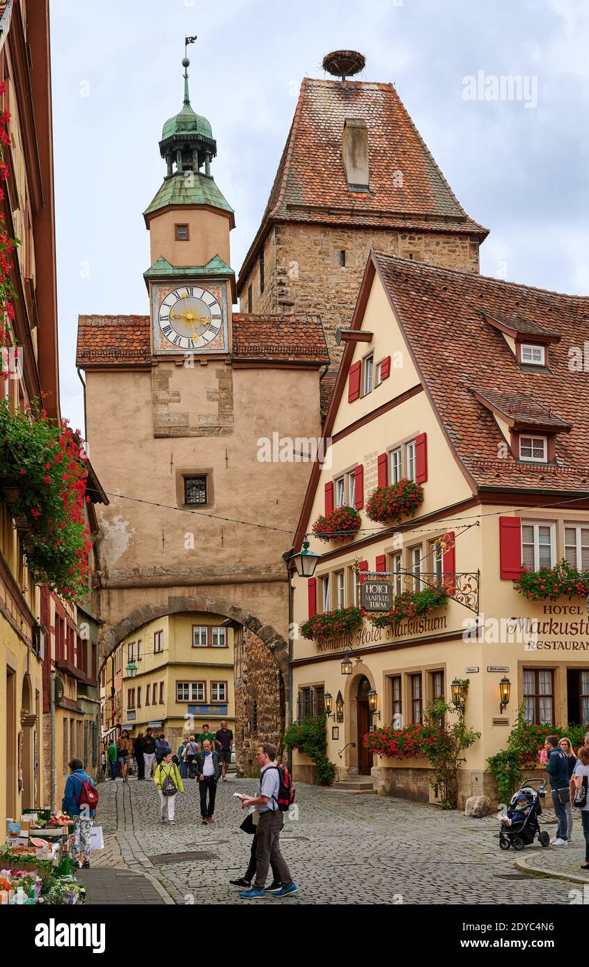 Markusturm y Roederbogen en la ciudad medieval Rothenburg ob der Tauber, Baviera, Alemania Foto de stock