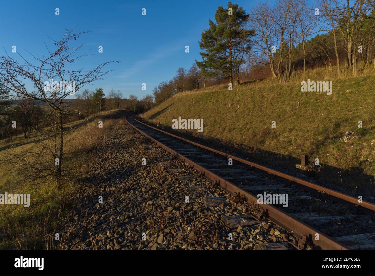Vía de tren abandonada en el sur de Alemania Foto de stock