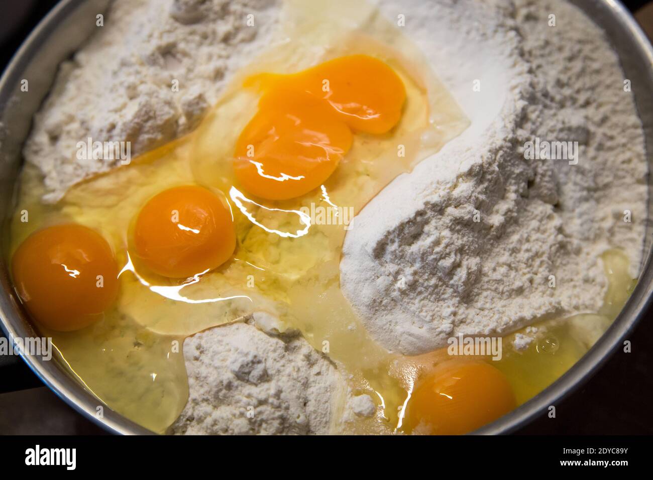 Huevos y harina para hacer masa de patata Foto de stock