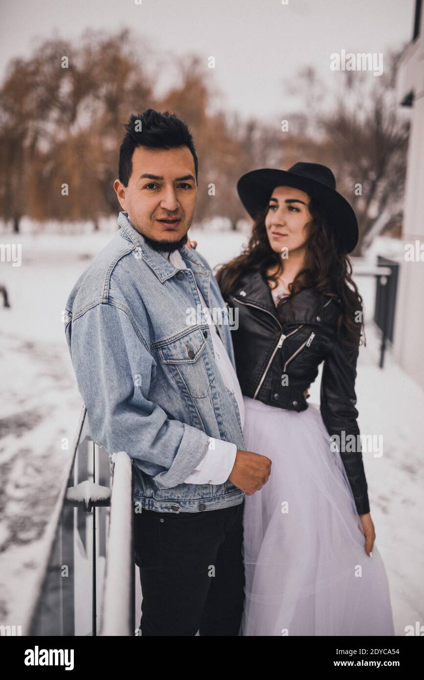 Hombre hispano mexicano en chaqueta vaquera de gran tamaño y mujer en  sombrero cuero chaqueta biker besando abrazando riendo walking.groom novia  boda pareja de amor Fotografía de stock - Alamy