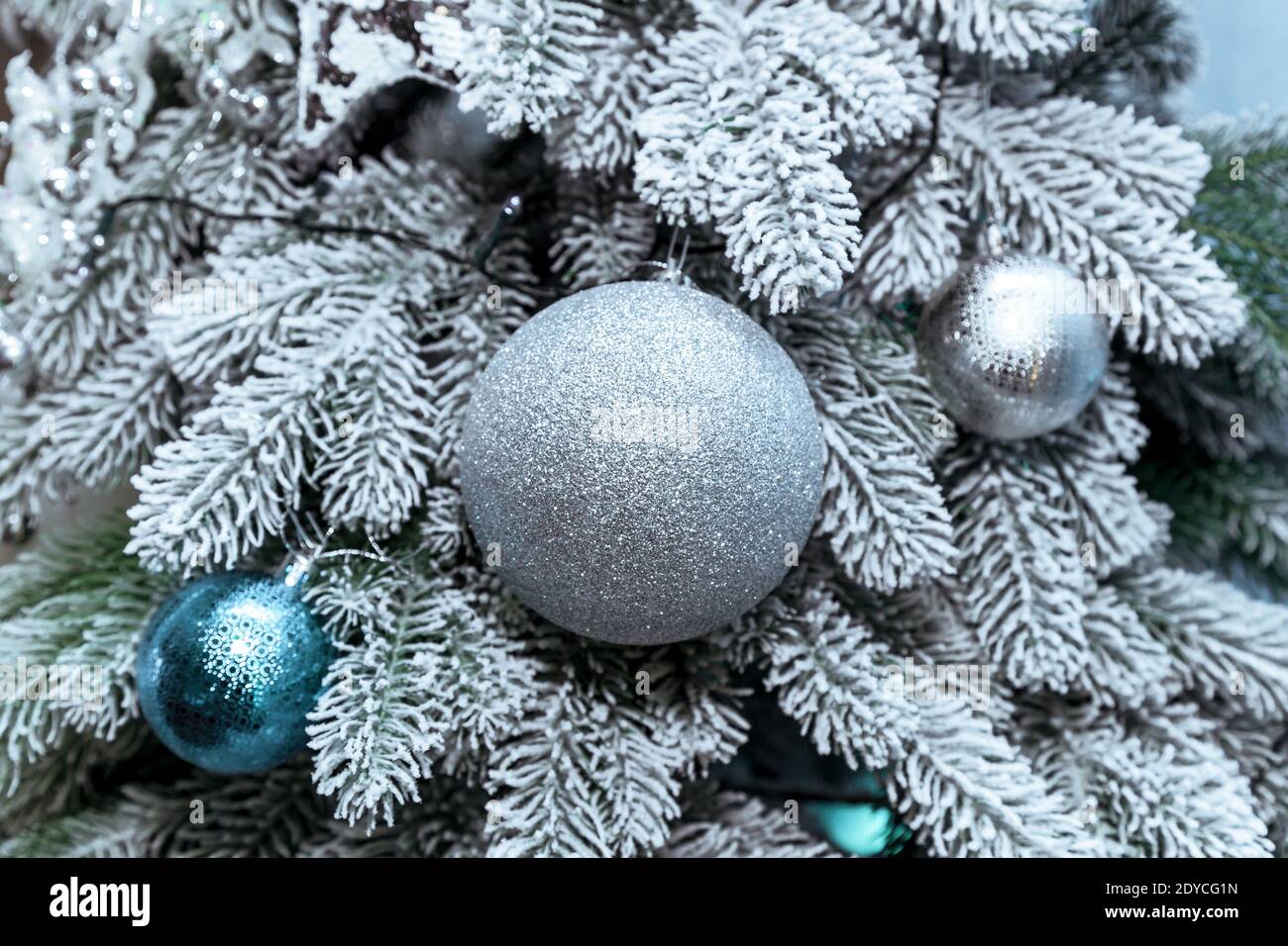 Árbol de Navidad decorado con juguetes de Navidad de plata de cerca. Juguetes de Navidad de plata en el árbol de Navidad Foto de stock