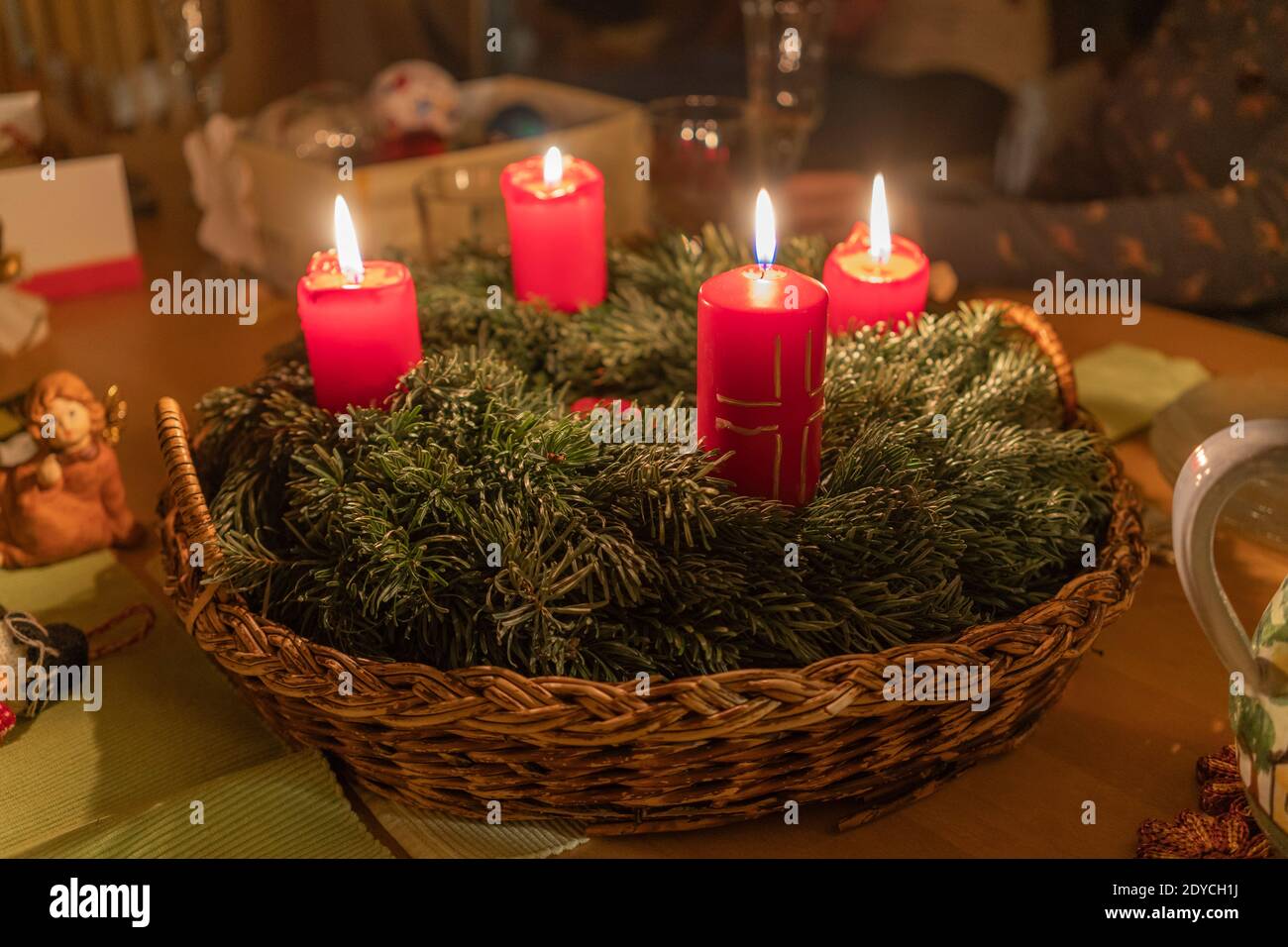 Cuatro velas blancas sobre un viejo fondo de madera. Decoraciones navideñas  atmosféricas con calendario de adviento hecho a sí mismo y elementos  naturales consistentes. Salvado Fotografía de stock - Alamy
