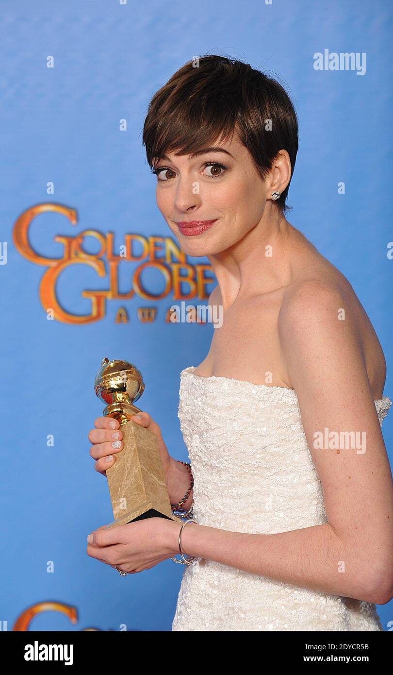 Anne Hathaway con la mejor actriz de reparto Golden Globe recibió su papel  en Les Miserables en la sala de prensa en la 70ª ceremonia Anual de los  Premios Globo de Oro,