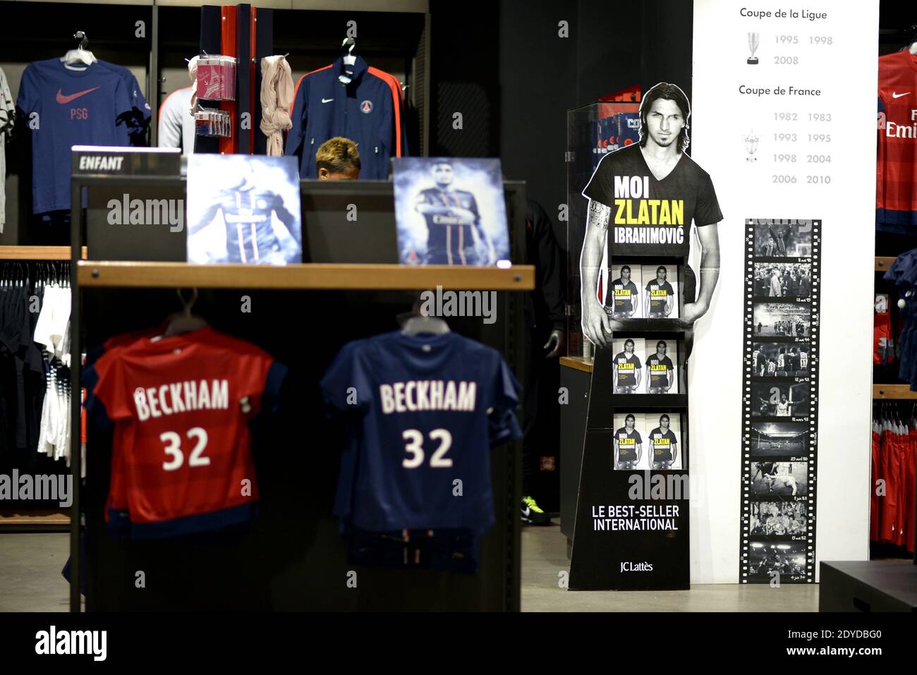 Las camisetas David Beckham del PSG ya están a la venta en la boutique Paris  Saint-Germain en los Campos Elíseos en París, Francia, el 31 de enero de  2013. Beckham firmó un