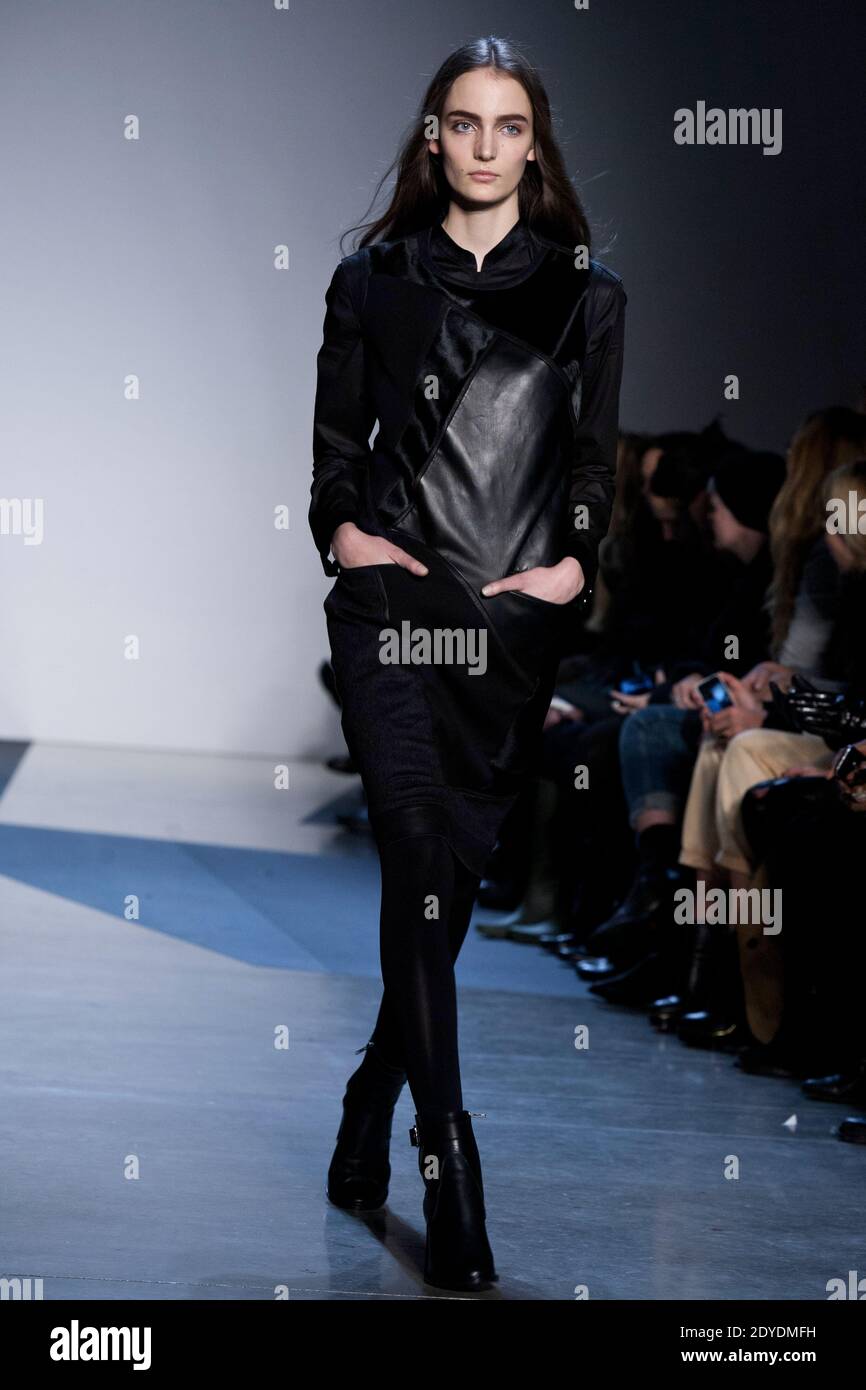 Un modelo camina por la pista en el Helmut Lang Otoño 2013 durante la semana de la moda de Mercedes-Benz en 545 West 22nd Street en Nueva York, NY, EE.UU. El 8 de febrero de 2013. Foto de Anna Morgowicz/ABACAPRESS.COM Foto de stock