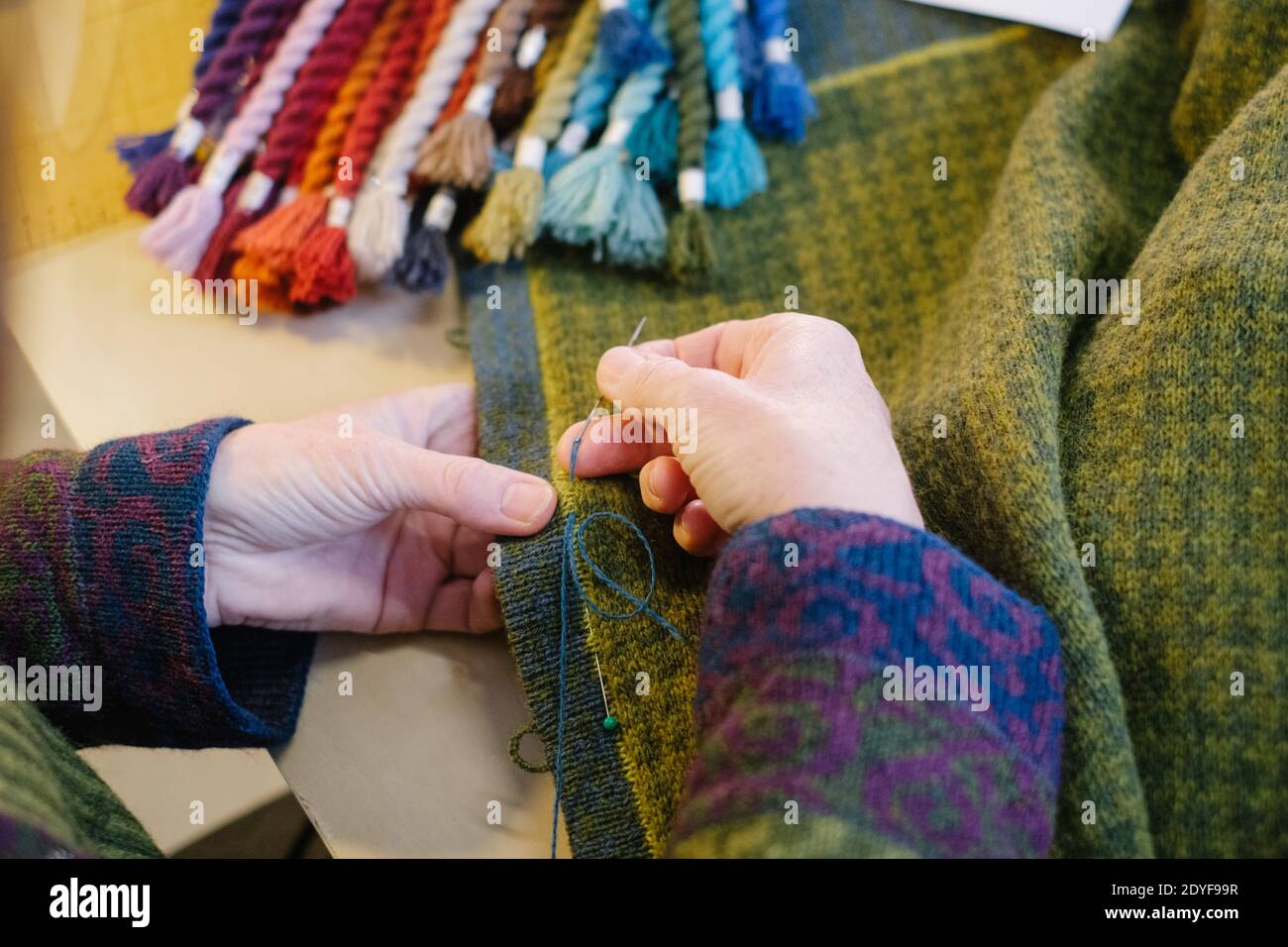 Hanover, Alemania. 16 de diciembre de 2020. La diseñadora de textiles Anne-Susanne Gueler se queda con una chaqueta de punto en su taller 'hand-werk'. (A dpa 'Noticias de ayer: Tejer está de moda') crédito: OLE Spata/dpa/Alamy Live News Foto de stock