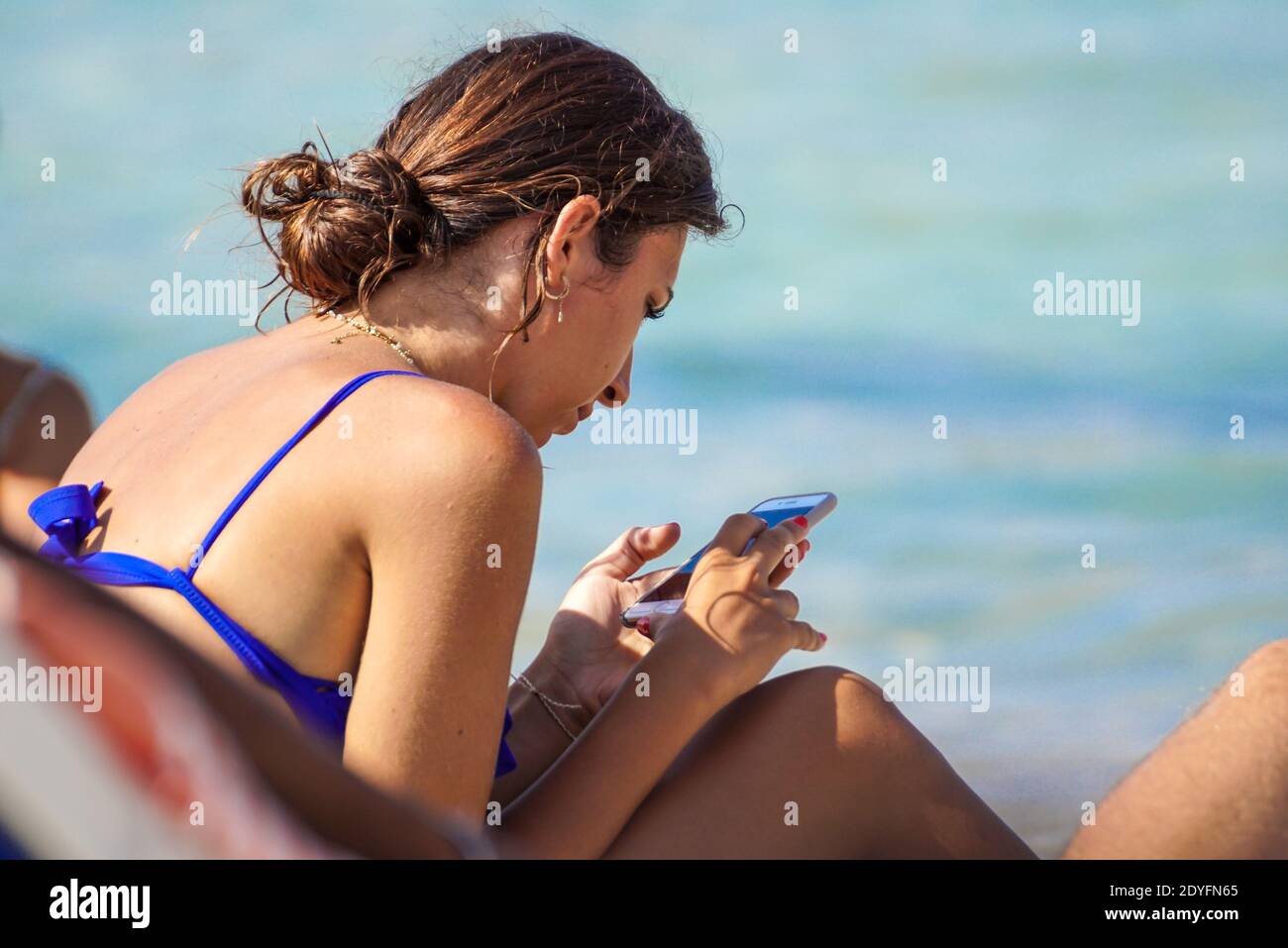 Sardegna , Italia - 28 de julio de 2020 : turistas no identificados o personas que se relajan haciendo actividades de ocio en la playa en italia Foto de stock