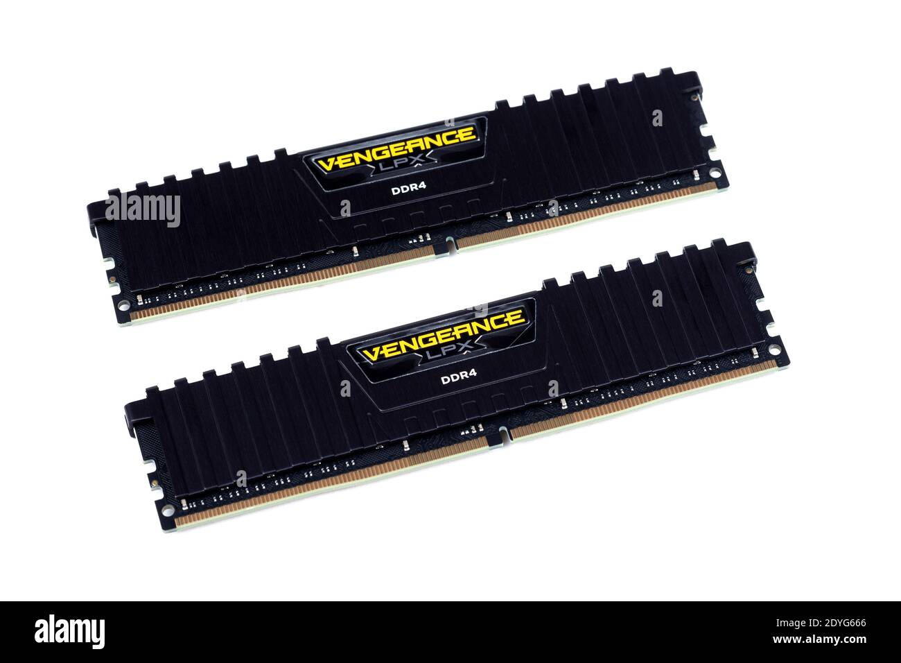 Dos memorias RAM Corsair Vengeance LPX DDR4, módulos de doble canal de gama  alta, memoria para ordenador, objetos aislados sobre fondo blanco,  recortados Fotografía de stock - Alamy