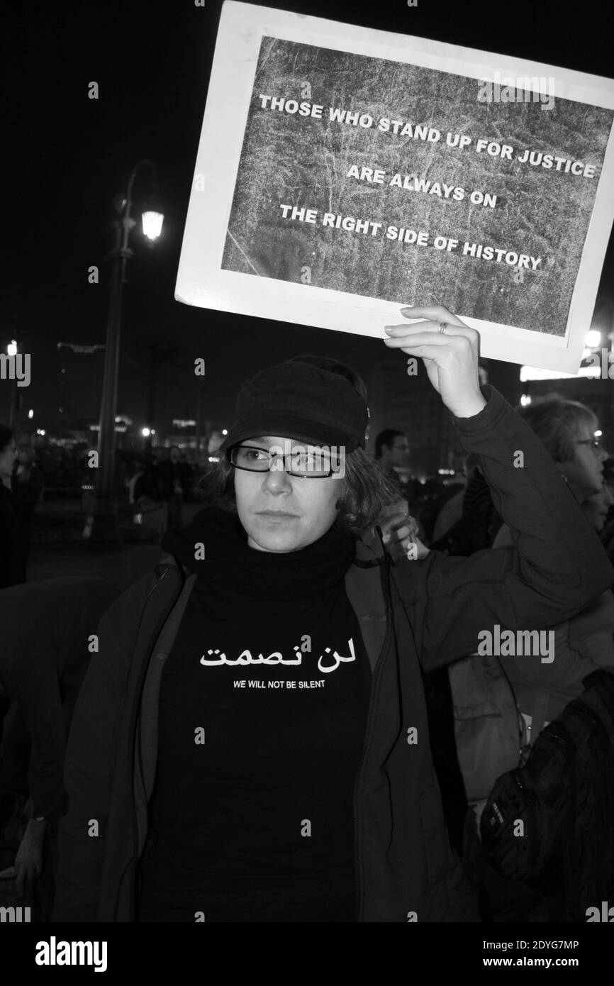 Libertad en El Cairo Marcha de Gaza : 'Los que se alaban por la justicia están siempre a la derecha de la historia' de la mano de la mujer joven. 'No nos silenciaremos' Foto de stock