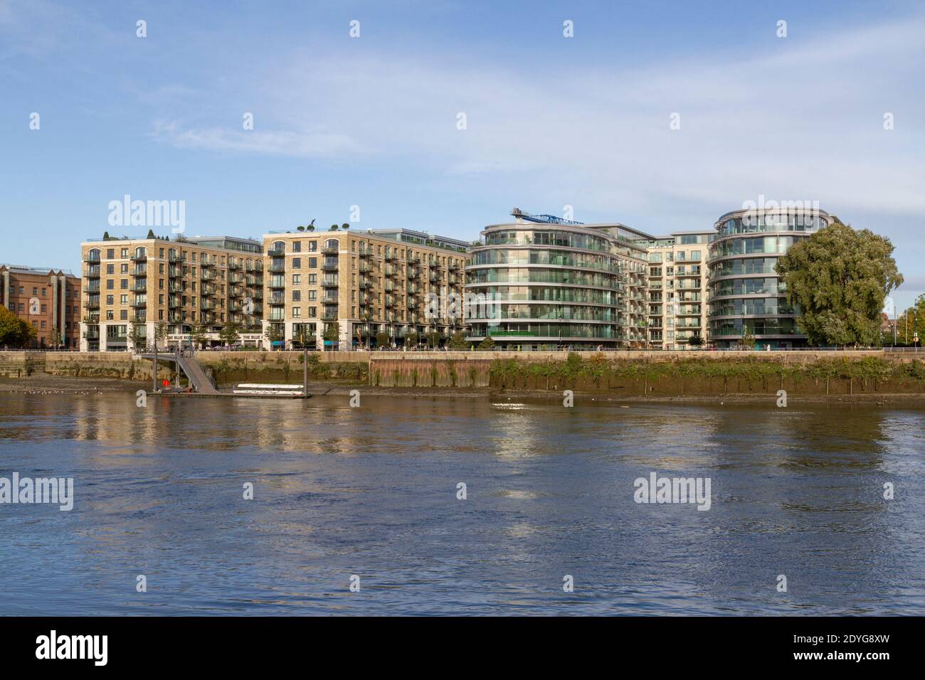 Vea al otro lado del río Támesis hacia los modernos desarrollos residenciales (Distillery Wharf & Goldhurst House) en Fulham Reach, West London, Reino Unido. Foto de stock