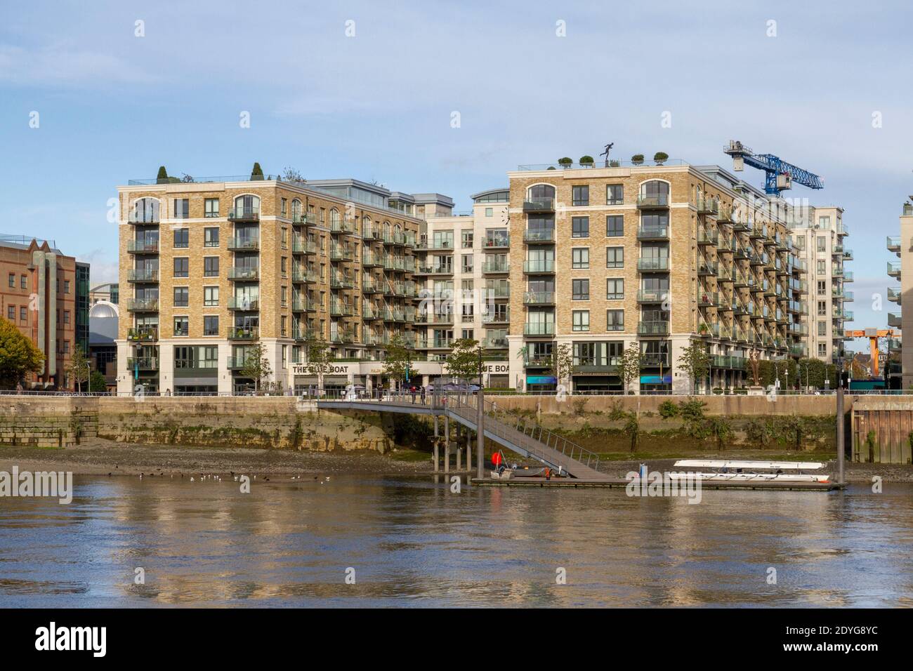 Vea el río Támesis hacia Distillery Wharf, modernos desarrollos residenciales en Fulham Reach, West London, Reino Unido. Foto de stock